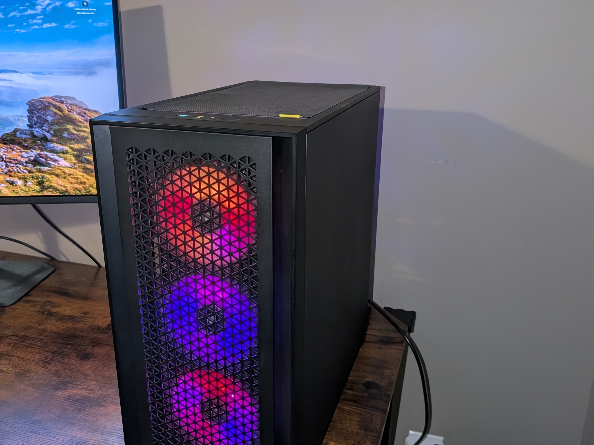 CPU | Ryzen 5800X3D ~ GPU | RX 6800XT w/ 1TB 990 Pro Custom Build