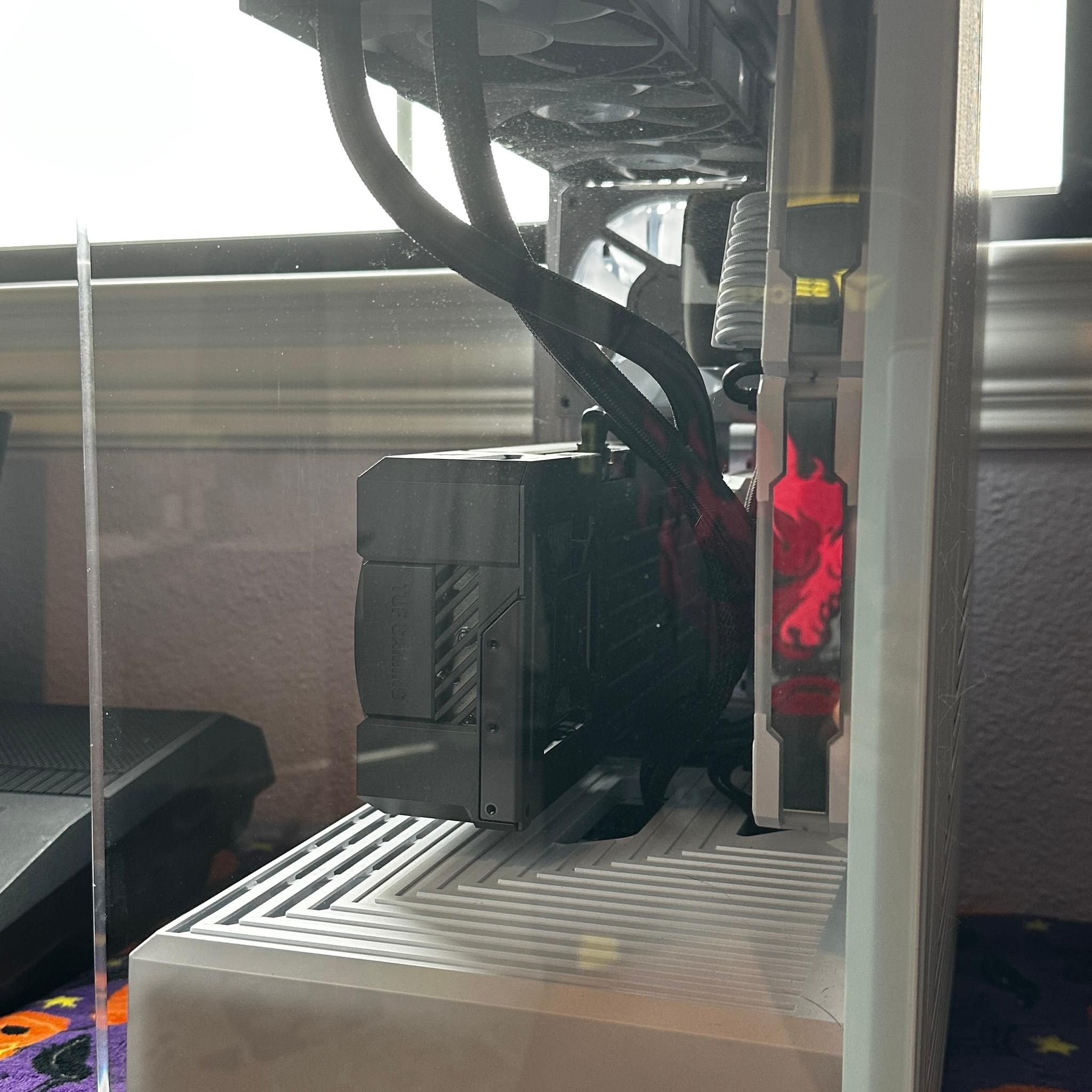 White & Black Hyte Y40, 7800x3d paired with an ASUS TUF 5070ti 16gb