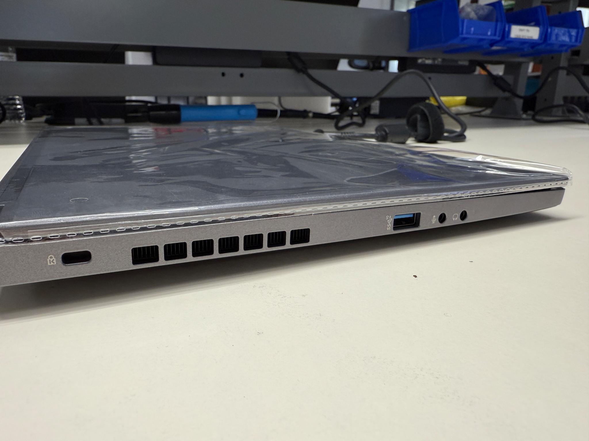 Eluktronics Max-15, i7-10875H, RTX 2080 Super, 32GB Ram, 2x 1TB SSD