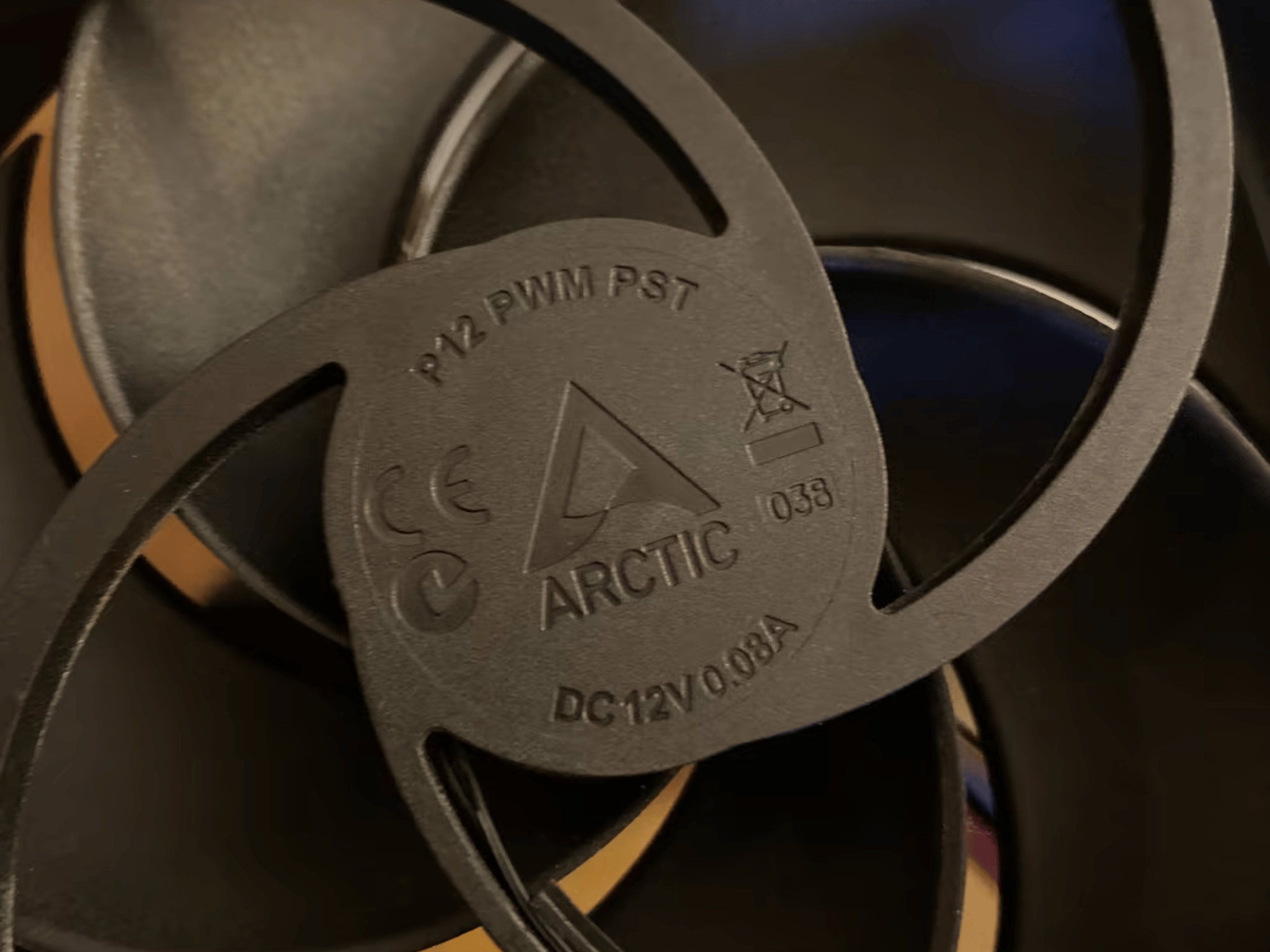 2x 120mm + 2x 140mm Arctic PWM Fans