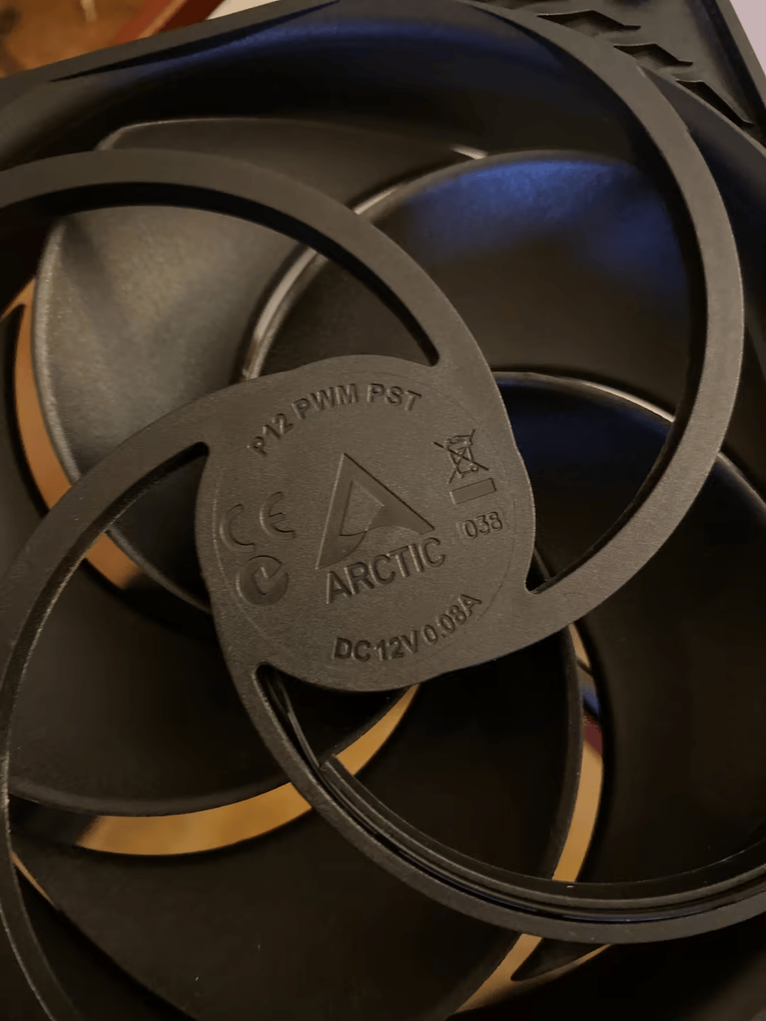 2x 120mm + 2x 140mm Arctic PWM Fans