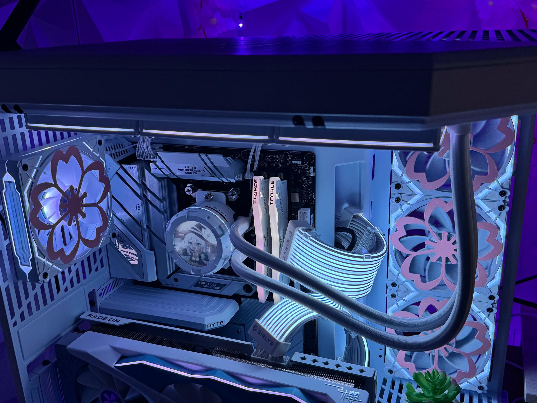 🌸Sakura‑Themed HYTE Y70 Snow White Build – RX 7800 XT, LCD AIO, 32GB DDR5🌸