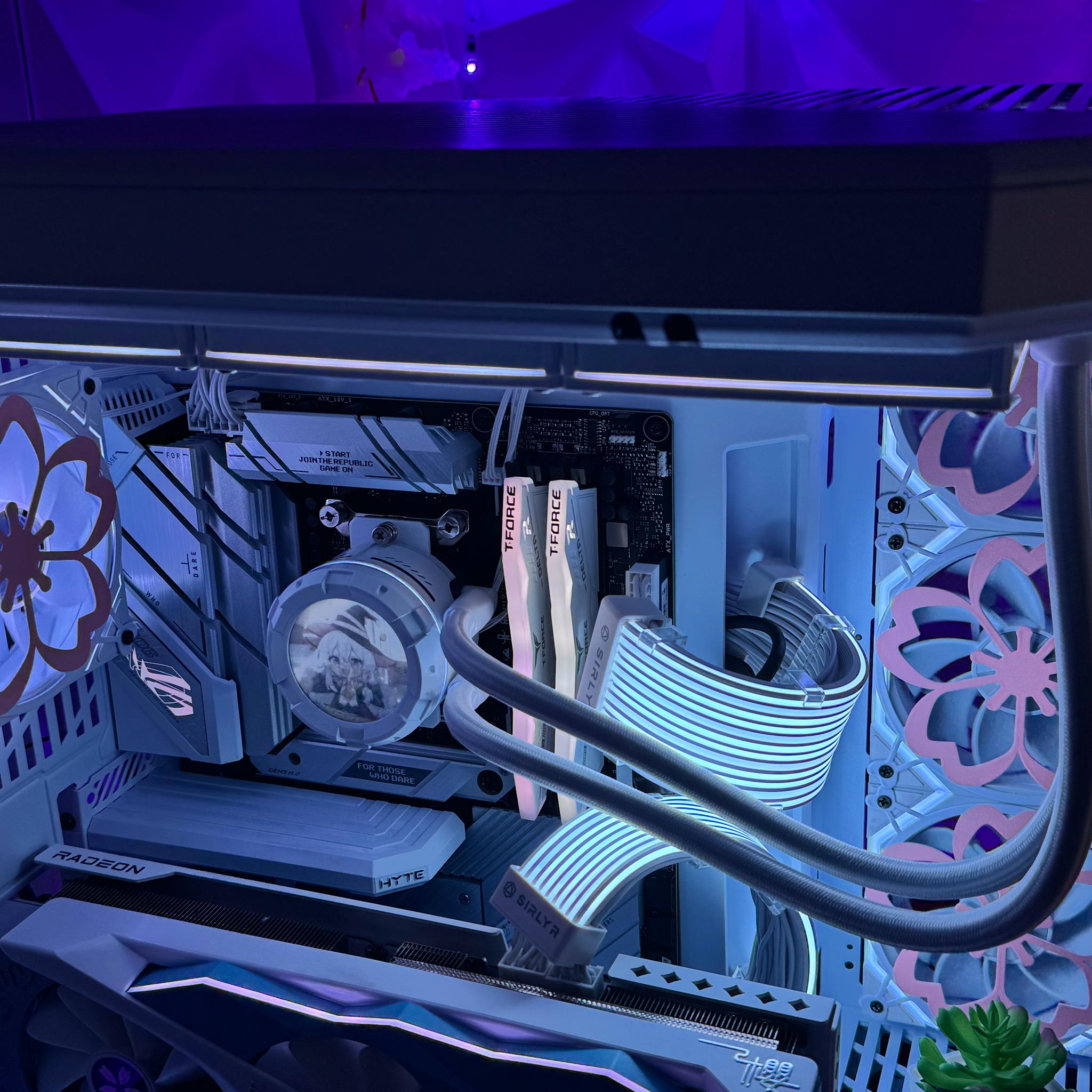 🌸Sakura‑Themed HYTE Y70 Snow White Build – RX 7800 XT, LCD AIO, 32GB DDR5🌸