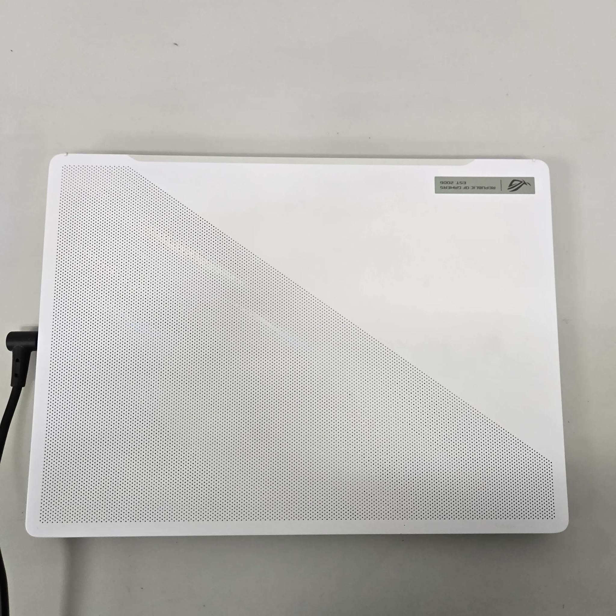 Asus ROG Zephyrus G14 (2023) - RTX 4050- Ryzen 7 7735HS - 32GB DDR5 - 1TB NVME