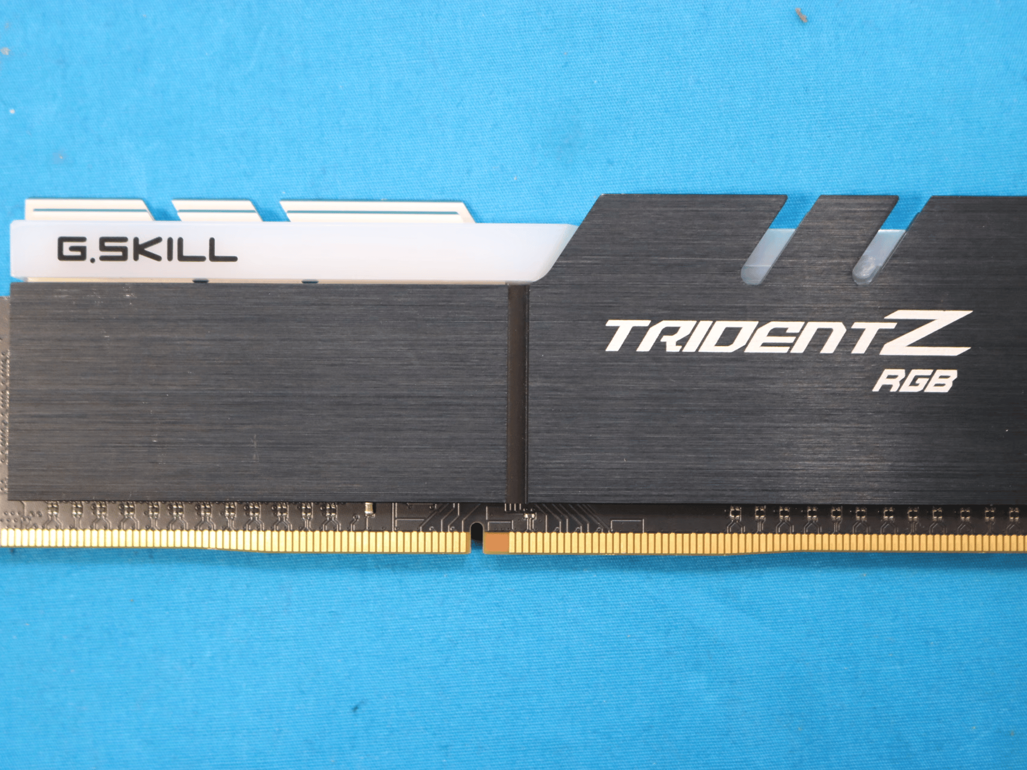 *Single Stick* G. Skill Trident Z RGB 8GB DDR4 3200MHz CL16 Desktop RAM F4-3200C16S-8GTZR