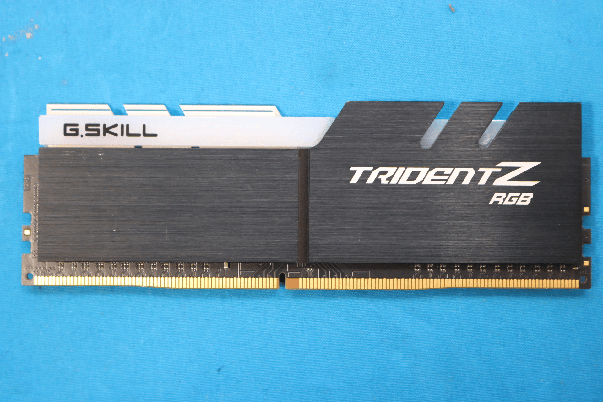 *Single Stick* G. Skill Trident Z RGB 8GB DDR4 3200MHz CL16 Desktop RAM F4-3200C16S-8GTZR