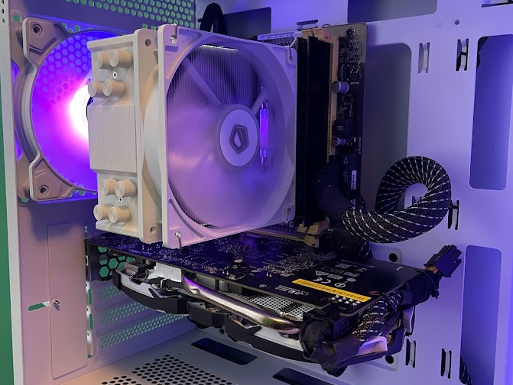 RGB White Gaming PC| Intel i5 / Amd RX580 / 8GB / 1TB Win 10 Pro WiFi