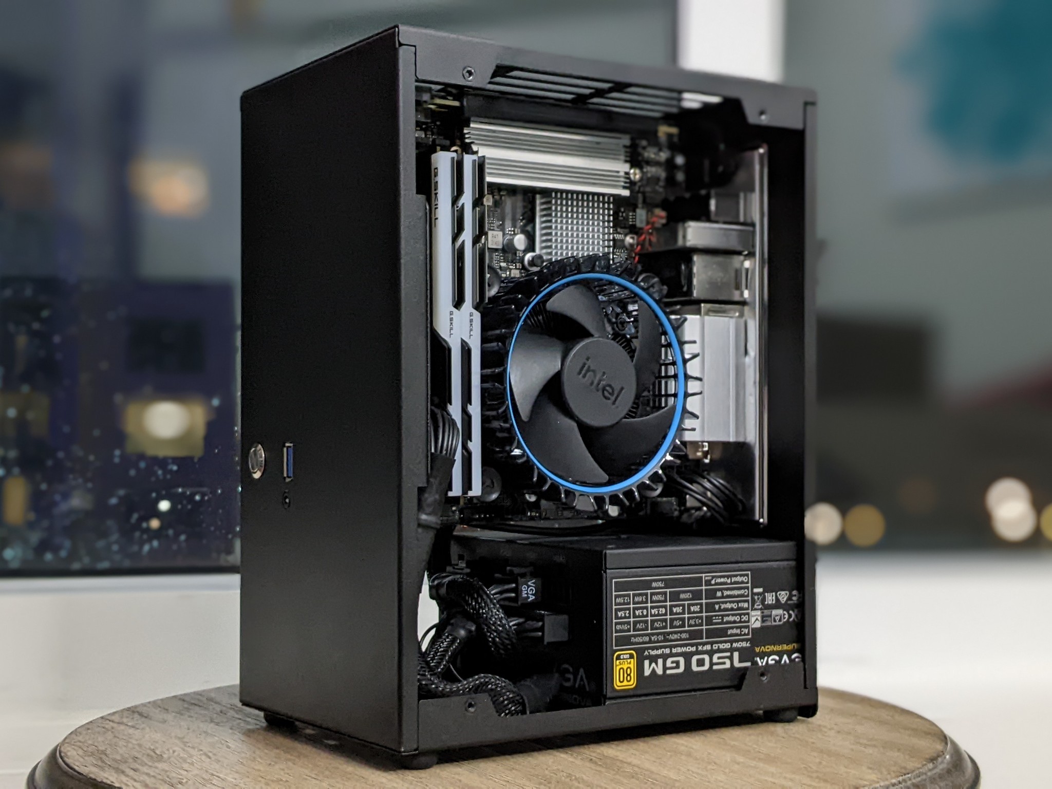 Intel Laminar RM1 Aluminum Heatsink Low Profile LGA 1700 4-Pin Stock Cooler - Black/Blue