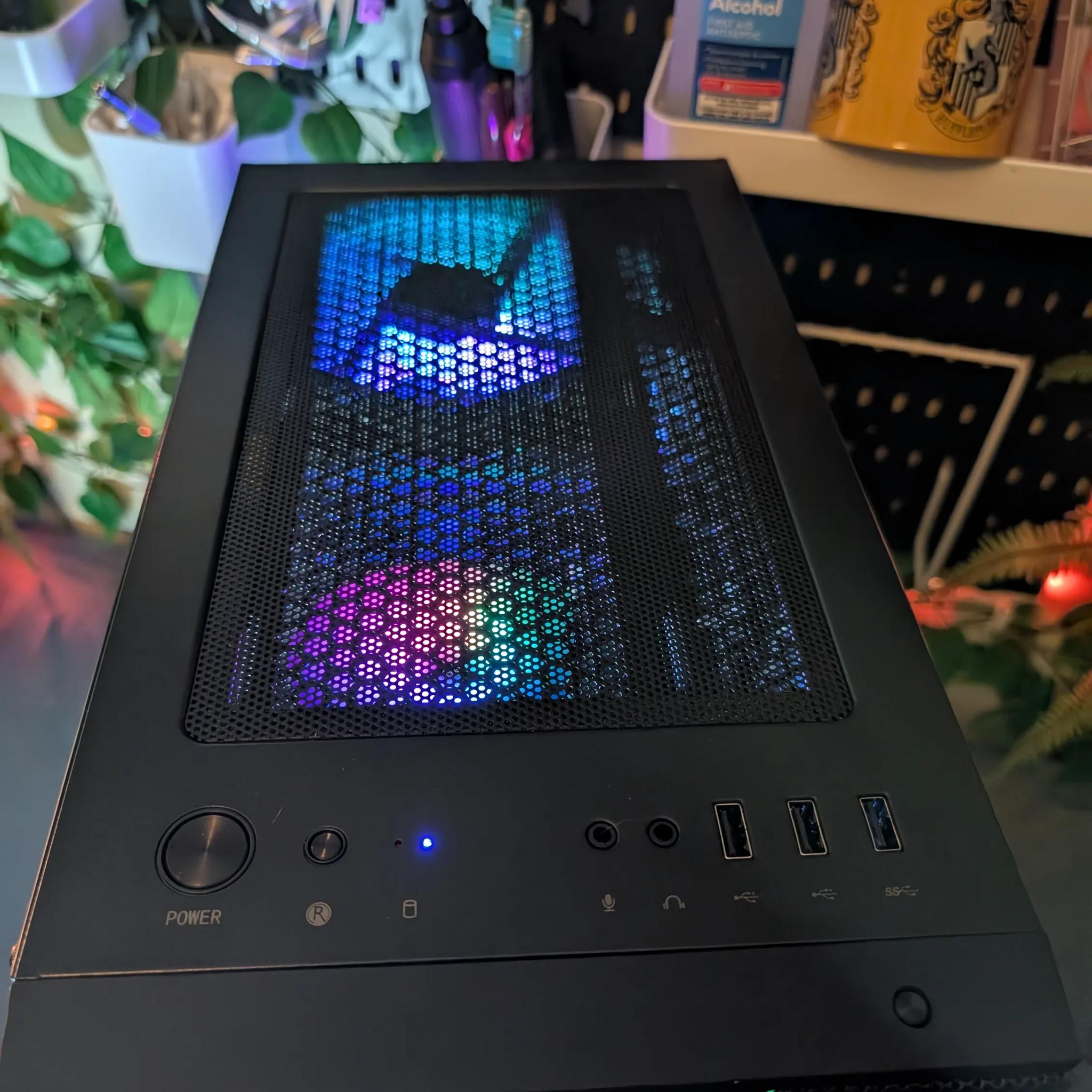 GTX 1660 Super / Ryzen 5 5500 / 16GB DDR4 3600MHz / 1TB NVMe / WiFi / RGB