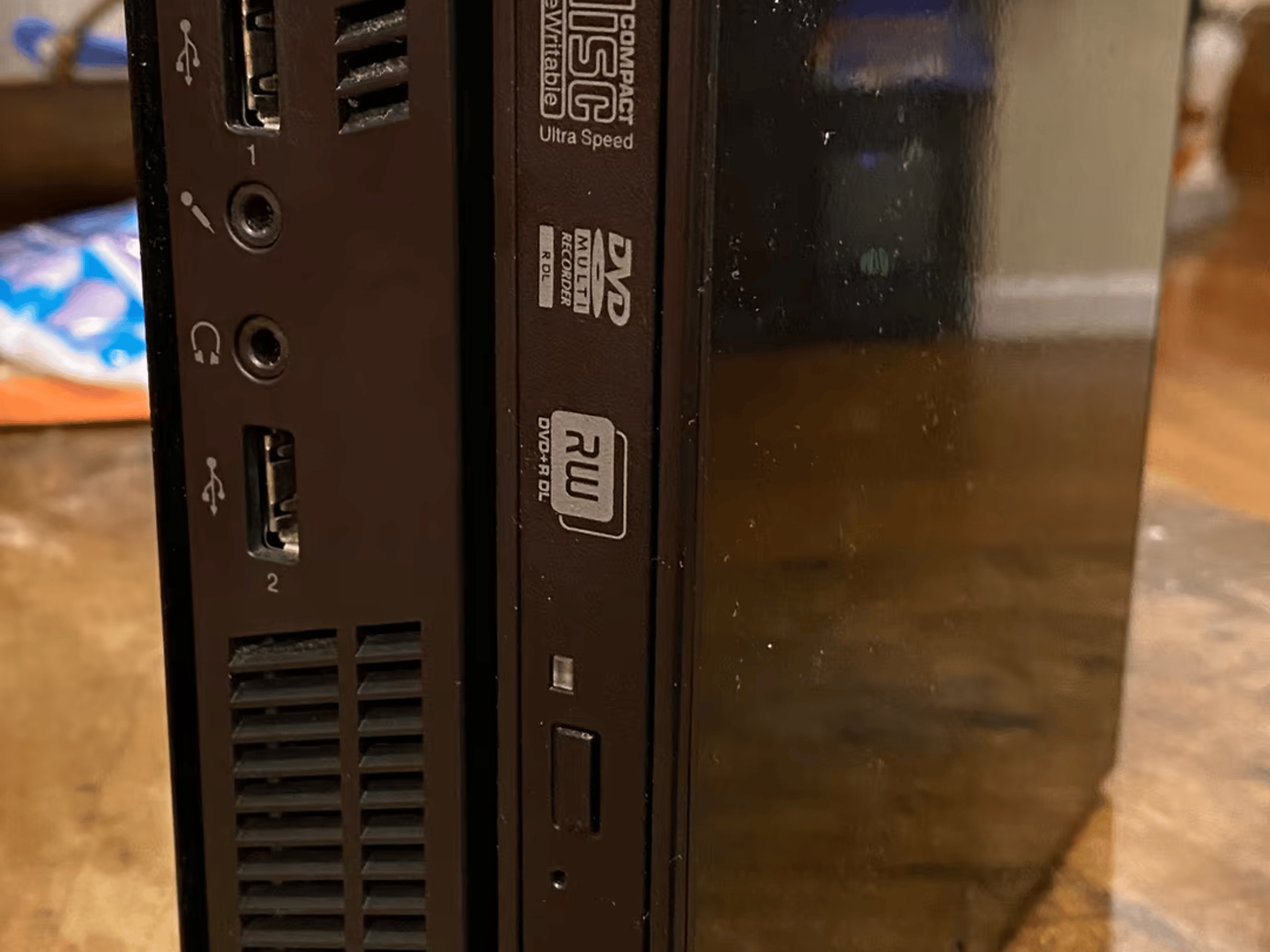 Lenovo ThinkCentre M72e - MFF - Intel i3-3220T - Windows 10 Pro - 128GB SSD - 8GB RAM - Disc Drive