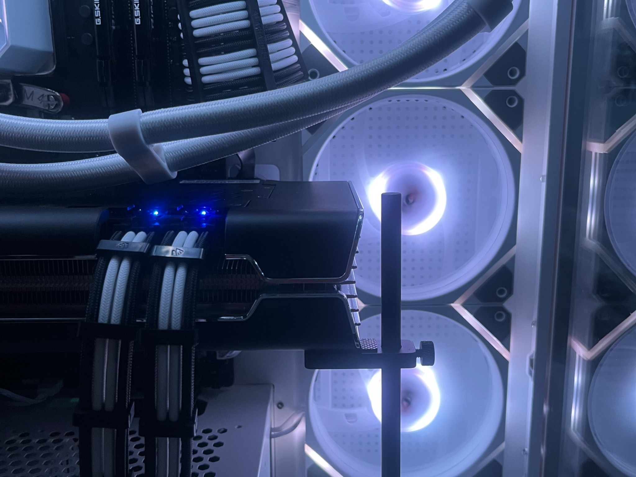 Black and white Gaming PC! Ryzen 7 5800X 8-core! Radeon 5700XT Ultra thicc III, 1440 beast