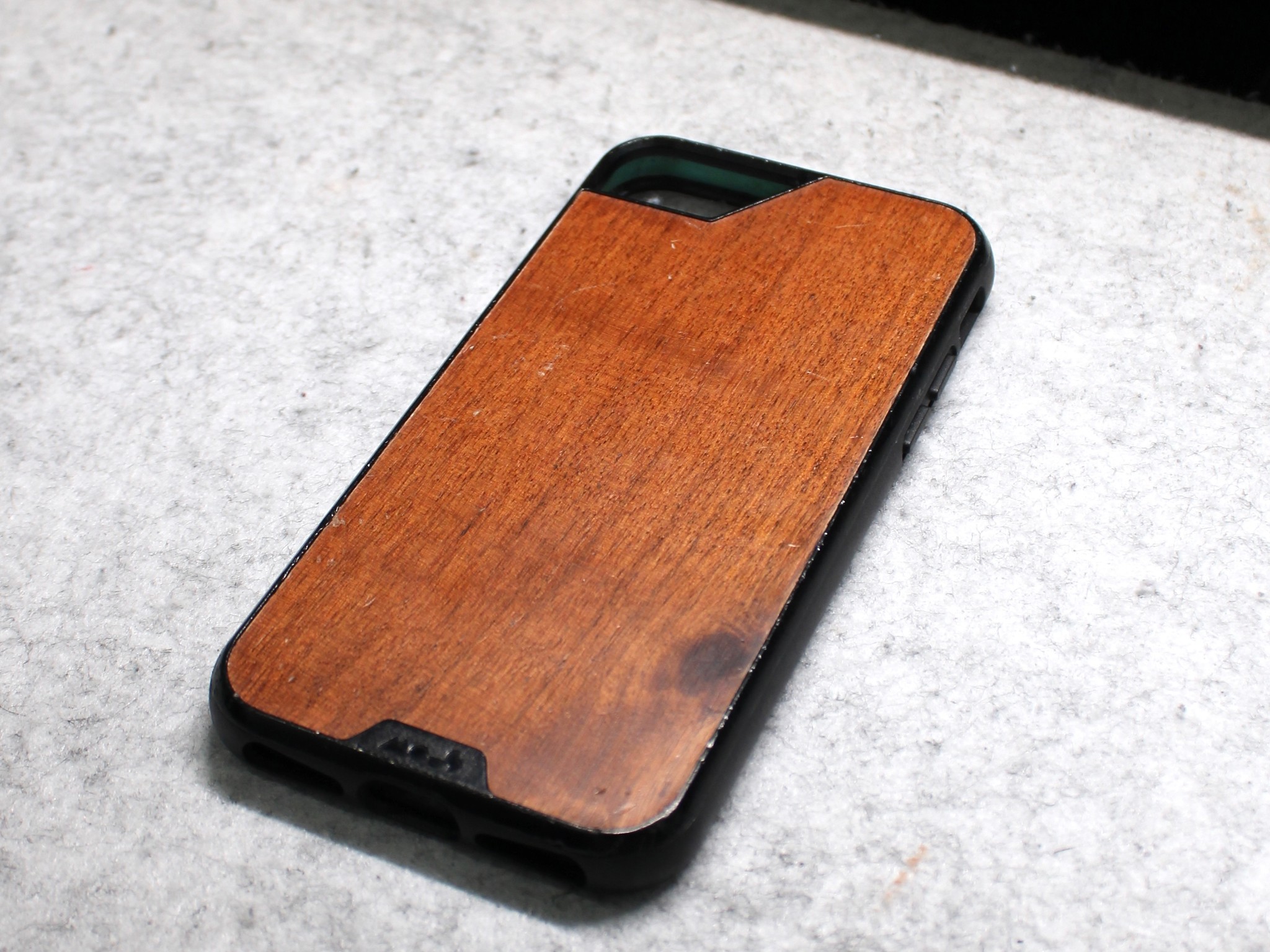 iPhone SE 2022 Unlocked With Mous case