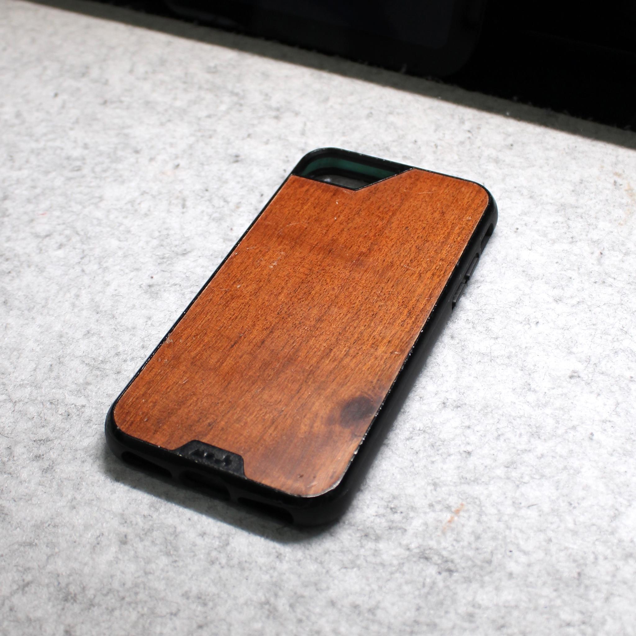 iPhone SE 2022 Unlocked With Mous case
