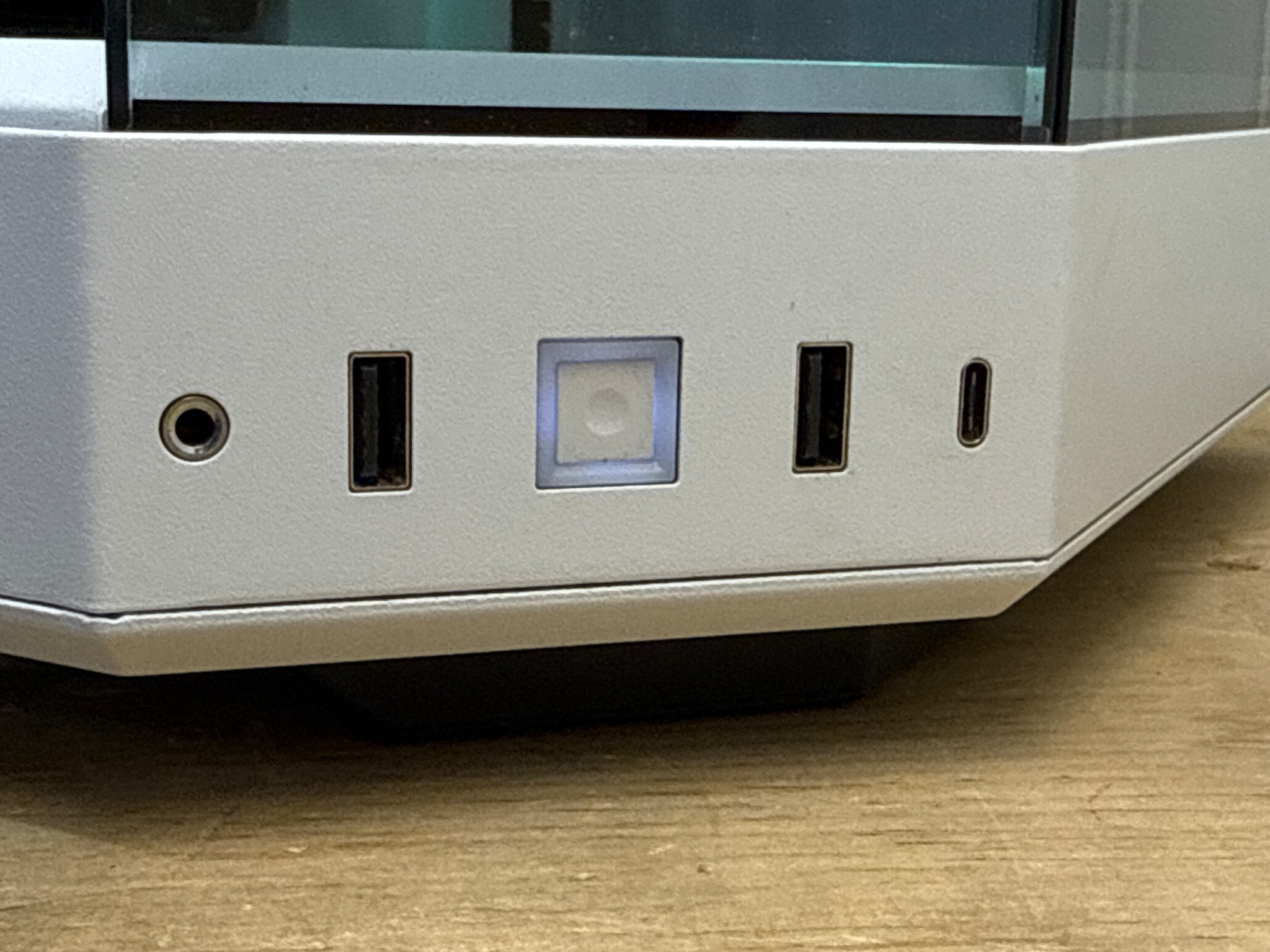 WHITE DRAGON  1440p /4k Gaming PC 7700x/9070XT/32g ddr5/x670E/1000w PSU /3 TB Storage/360mm AIO