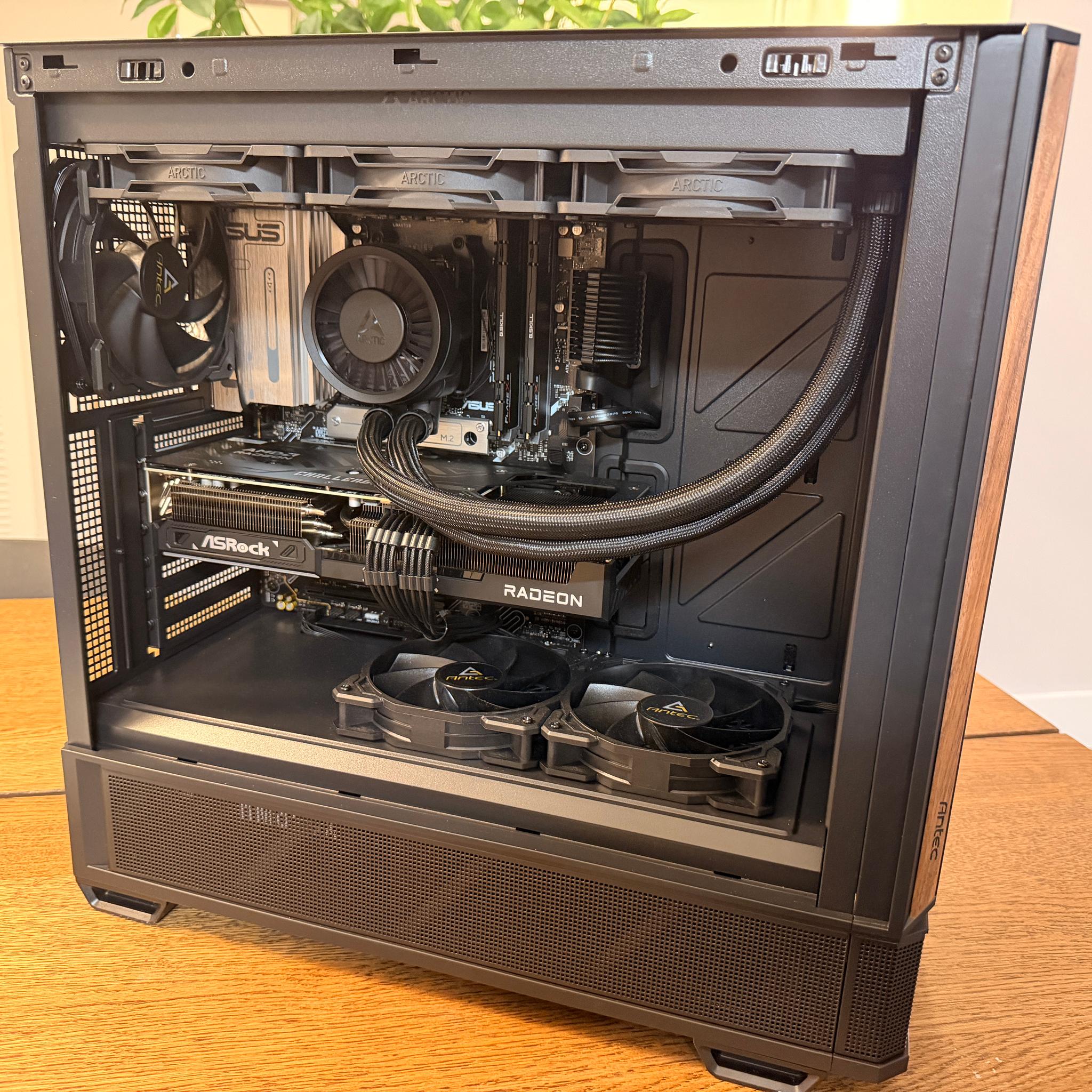 The Dark Knight – Sleeper High-End Gaming PC | 9850X3D | RX 9070 XT | WiFi 7 | No RGB