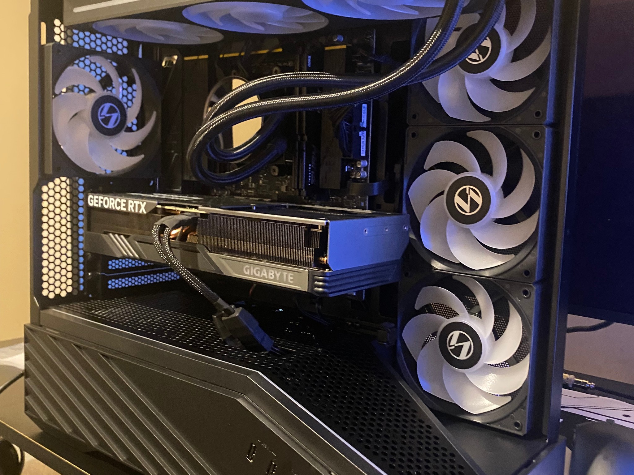 COMPACT AM5 GAMING PC | RYZEN 7 7700X | RTX 4070 SUPER | 32GB DDR5 | 1TB