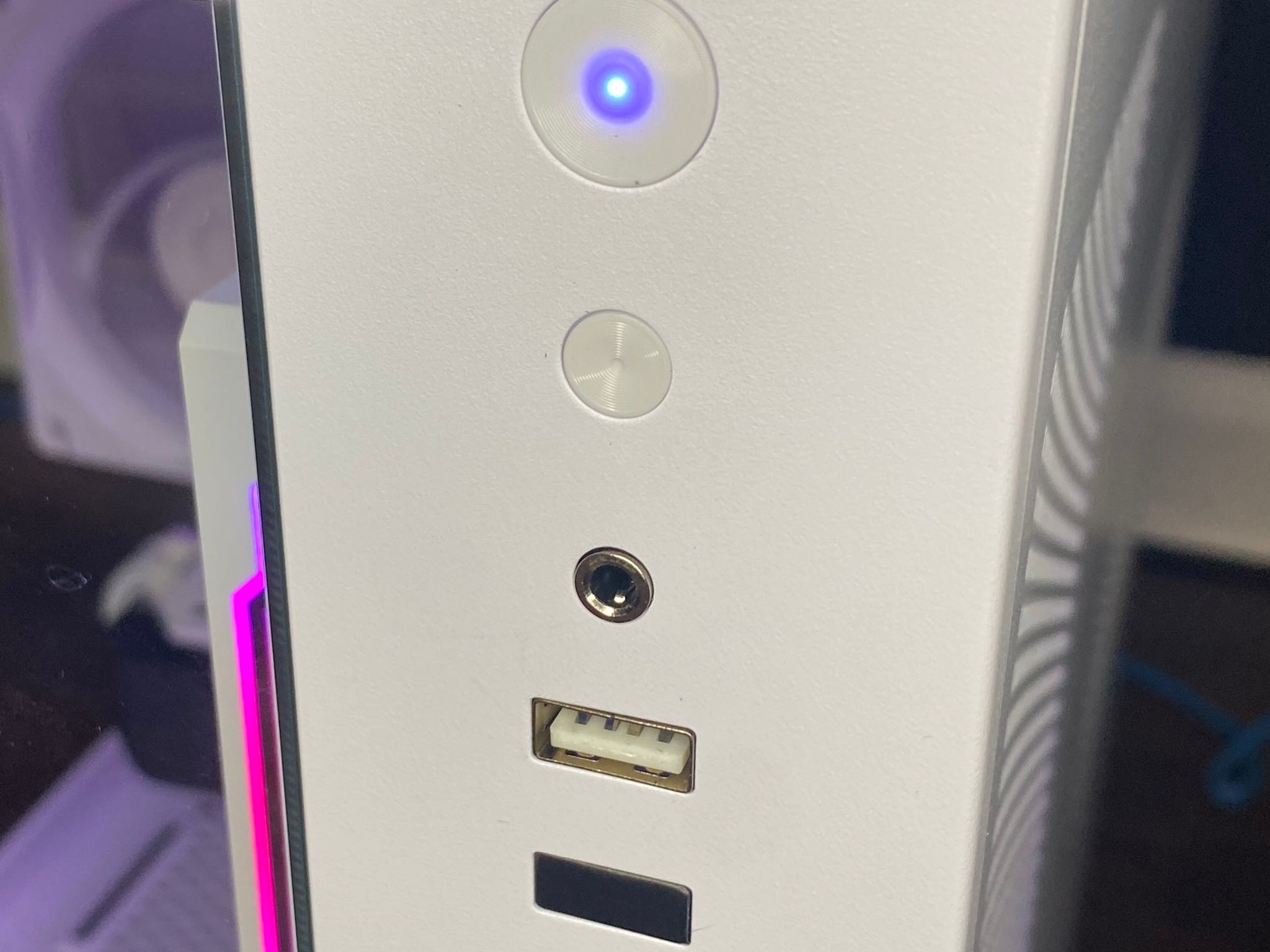 White Gaming PC (GTX 1660 S 6GB + AMD Ryzen 5 3600X + 16GB DDR4 + SSD)