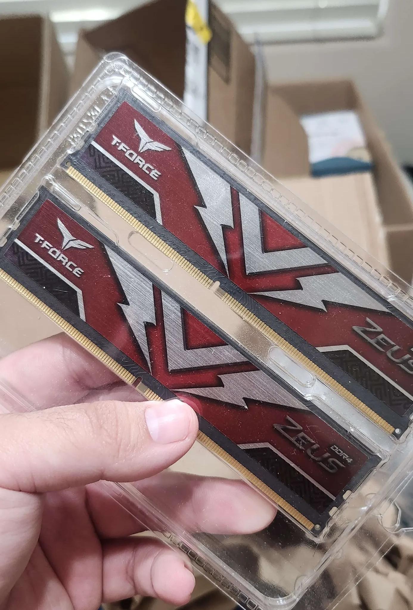 Crucial DDR4 32gb(2x16gb) 3200MT/s CL22/ TEAMGROUP DDR4 32gb(x2 16gb) 3200MT/s CL16