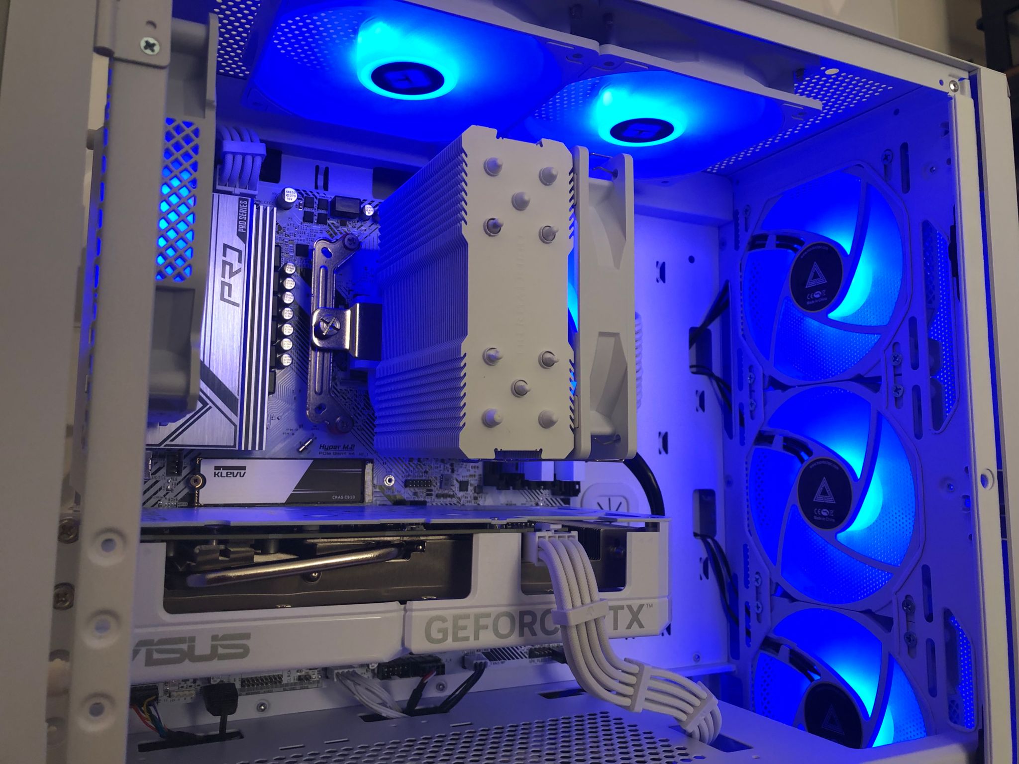 WHITEOUT AMD RYZEN 7 5700x & RTX 4060 GAMING PC!