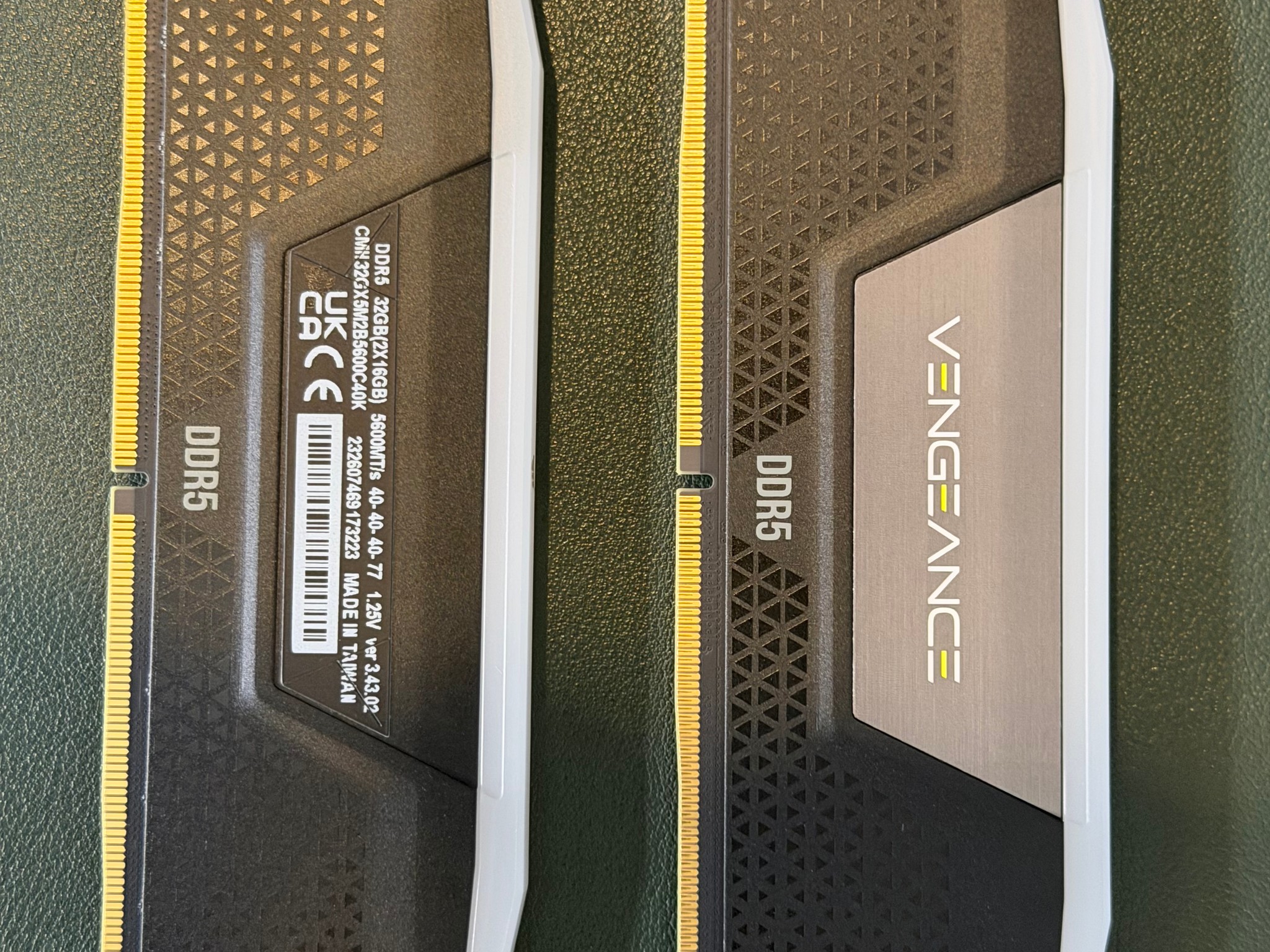 Corsair Vengeance RGB 32GB (2x16GB) DDR5-5600 CL40 (CMH32GX5M2B5600C40K)