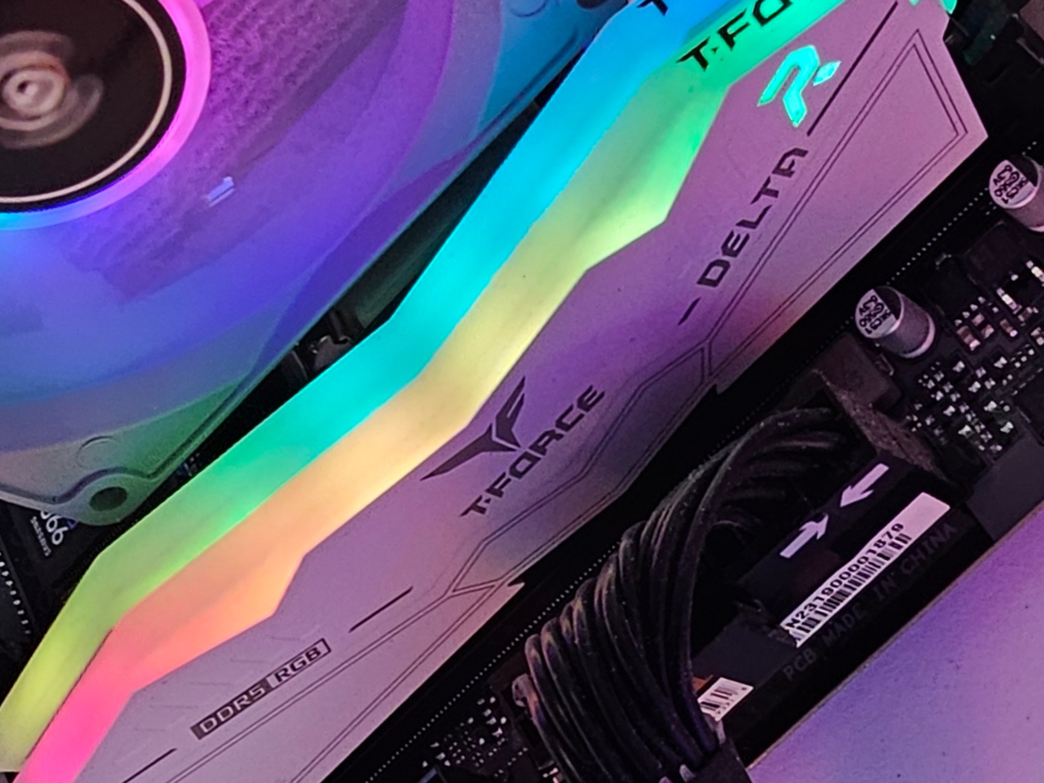 32GB DDR5 (2x16GB) CL40 5200MHz White RGB T-FORCE DELTA R