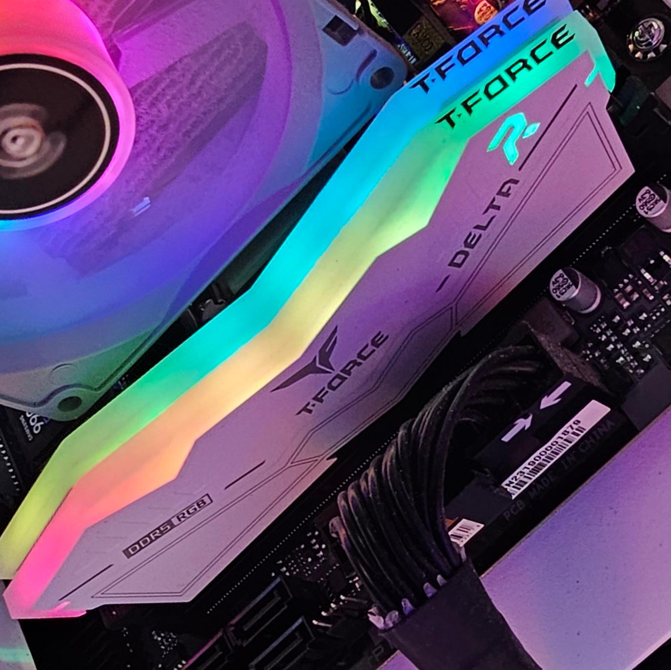 32GB DDR5 (2x16GB) CL40 5200MHz White RGB T-FORCE DELTA R