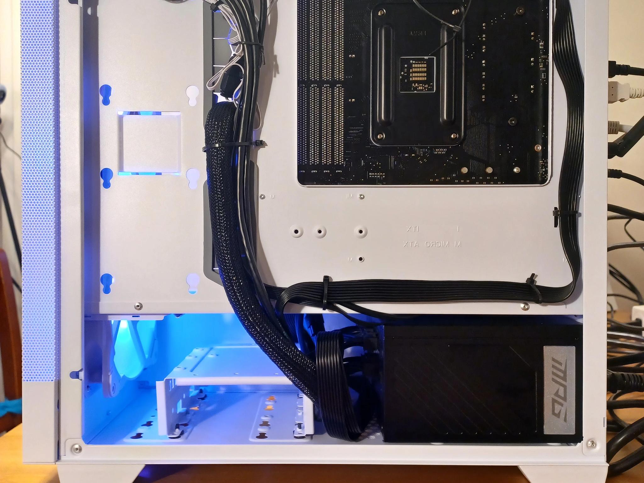 White & Black 2K Gaming Mid-Tower (Ryzen 7 5800X + RTX 3060 Ti + DDR4-3200 CL16 2x8GB)