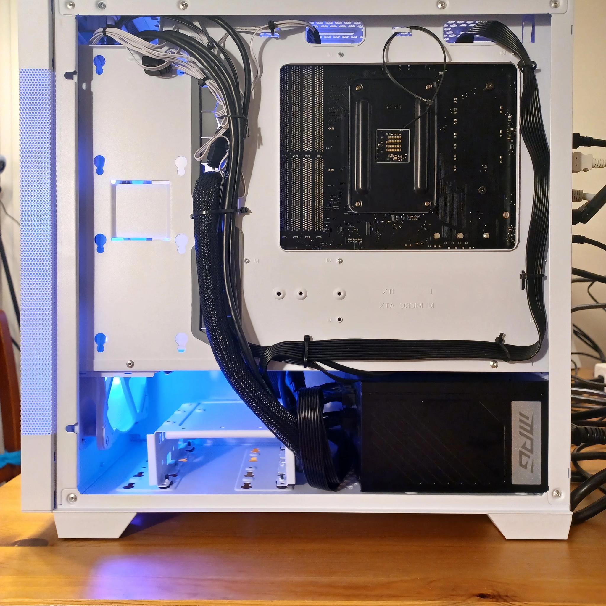 White & Black 2K Gaming Mid-Tower (Ryzen 7 5800X + RTX 3060 Ti + DDR4-3200 CL16 2x8GB)
