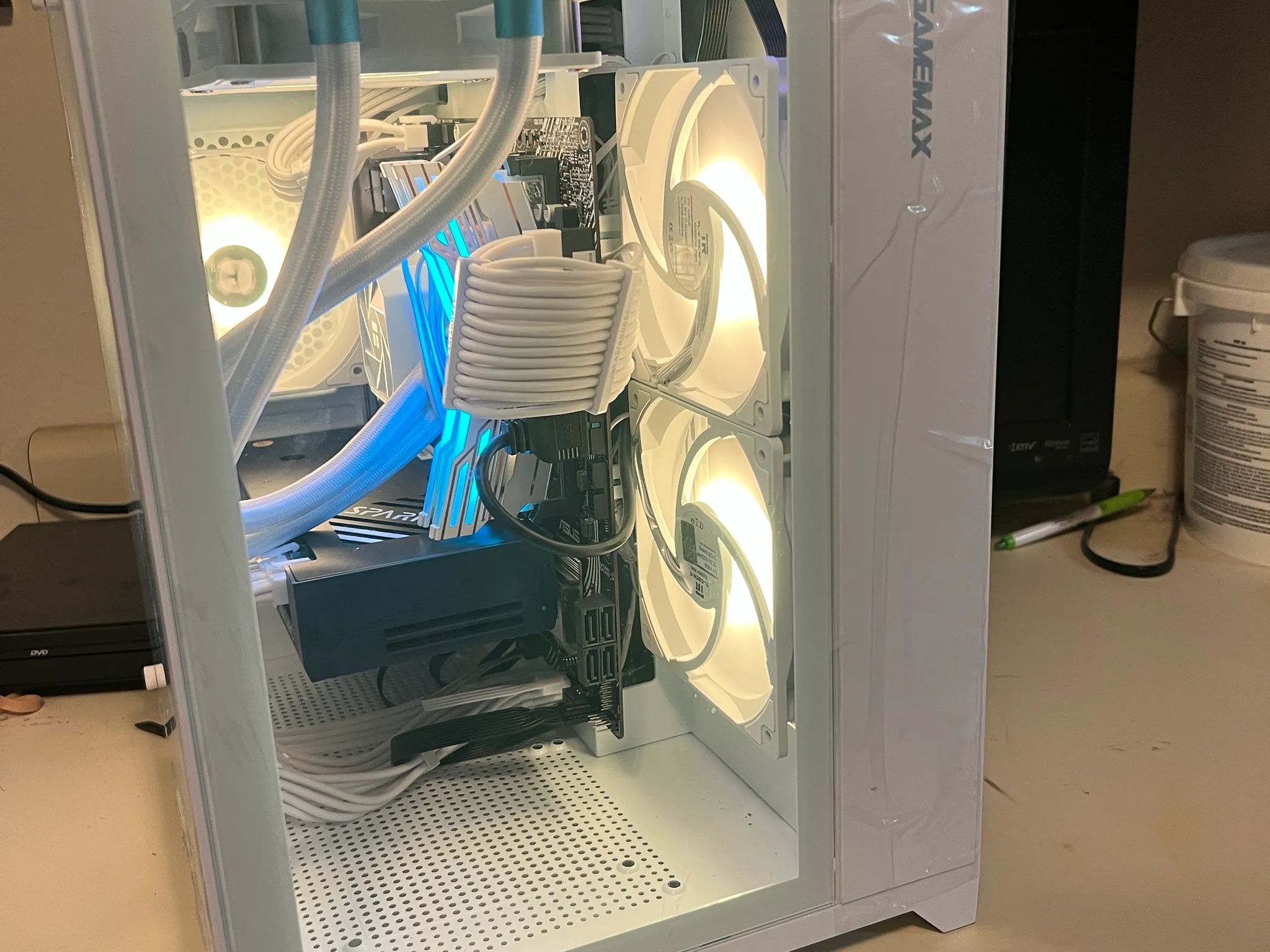 GLACIOUS(i5 10400f, Oloy Warhawk DDR4 16GB, Arc A580, Apevia Galaxy 650w 80+Gold, Thermalright AIO)