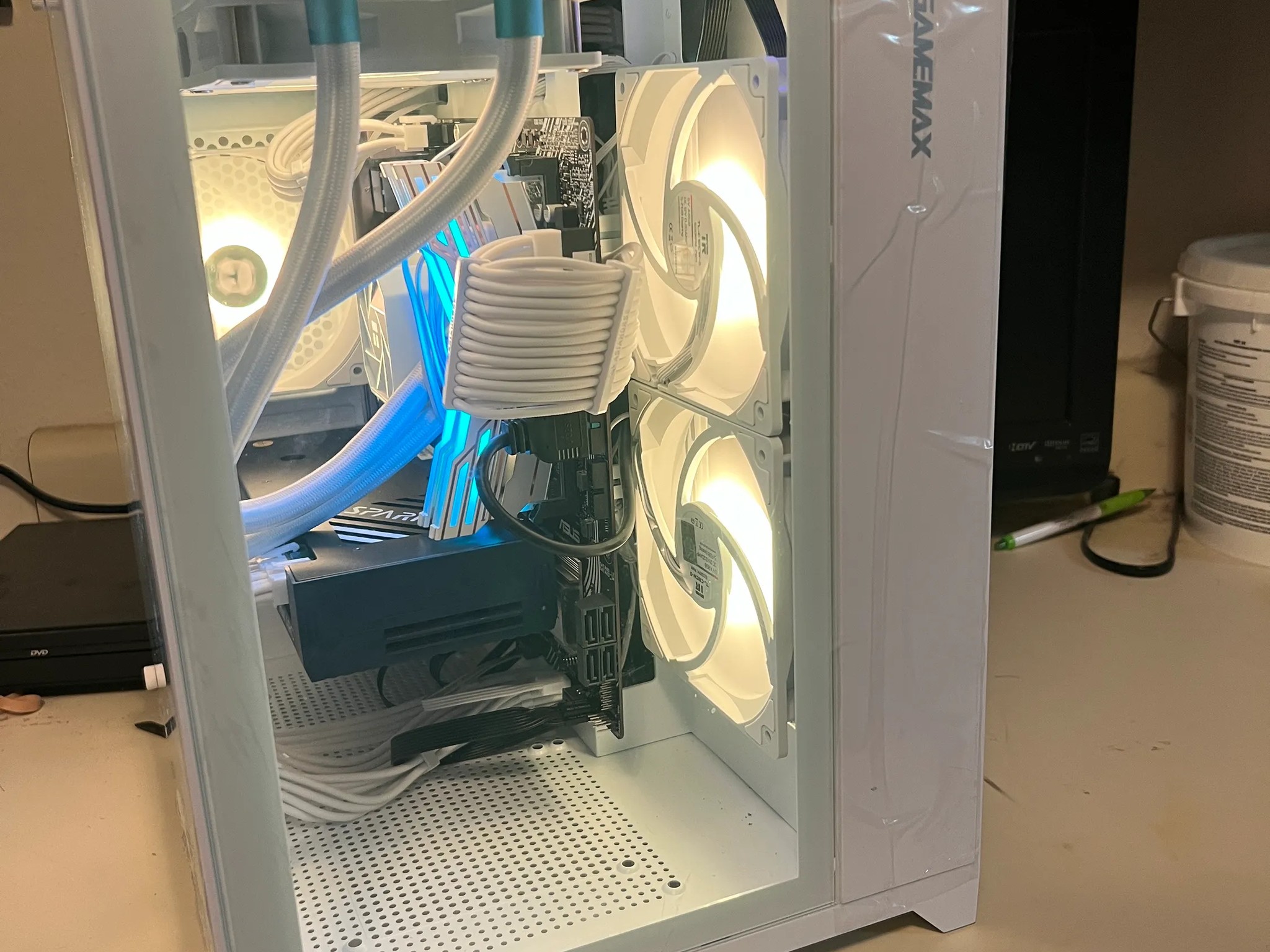 GLACIOUS(i5 10400f, Oloy Warhawk DDR4 16GB, Arc A580, Apevia Galaxy 650w 80+Gold, Thermalright AIO)