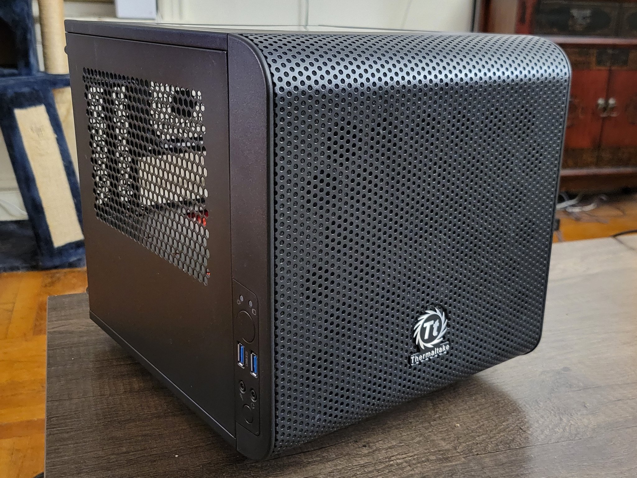 ThermalTake Mini-ITX Core V1 SPCC Case in black READ DESCRIPTION includes 200mm fan CA-1B8-00S1WN-00