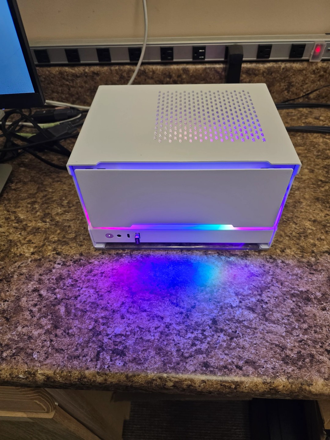 Tiny white box 7600x - 4060 Mini ITX | Jawa