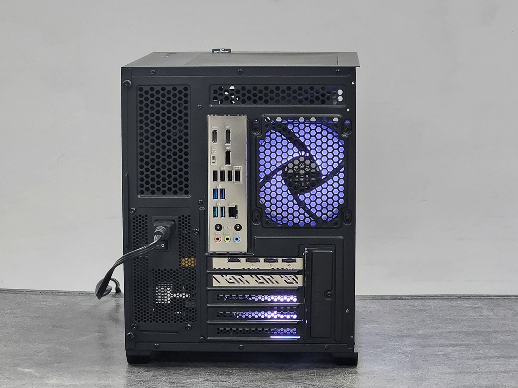 RX 9070 XT | Ryzen 7 7800X3D | Custom Liquid Cooled Gaming PC | 2TB SSD | 32GB DDR5 | Win 11 Pro