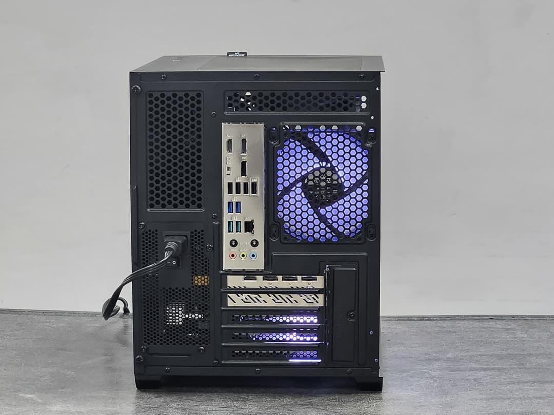 RX 9070 XT | Ryzen 7 7800X3D | Custom Liquid Cooled Gaming PC | 2TB SSD | 32GB DDR5 | Win 11 Pro