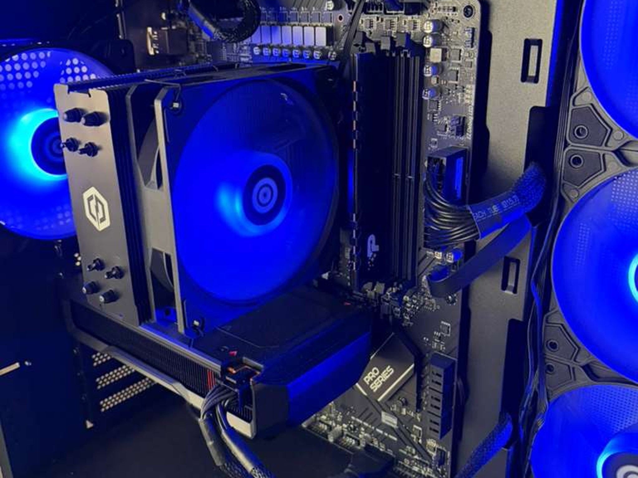 CyberPowerPC - AMD Ryzen 7 8700F - 16GB Memory - AMD Radeon RX 7600 8GB - 1TB PCIe 4.0 SSD - White