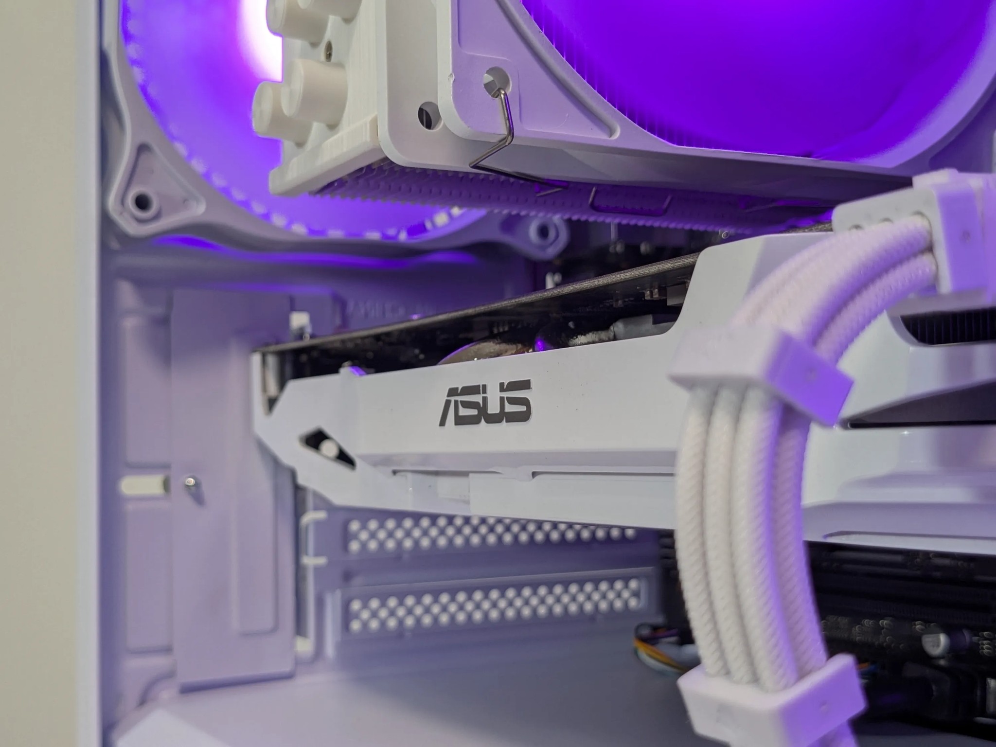 ❄️ Sleek All-White Gaming PC - Intel i3-12100F, GTX 1060, 16GB RAM, ARGB Lighting, 1TB SSD