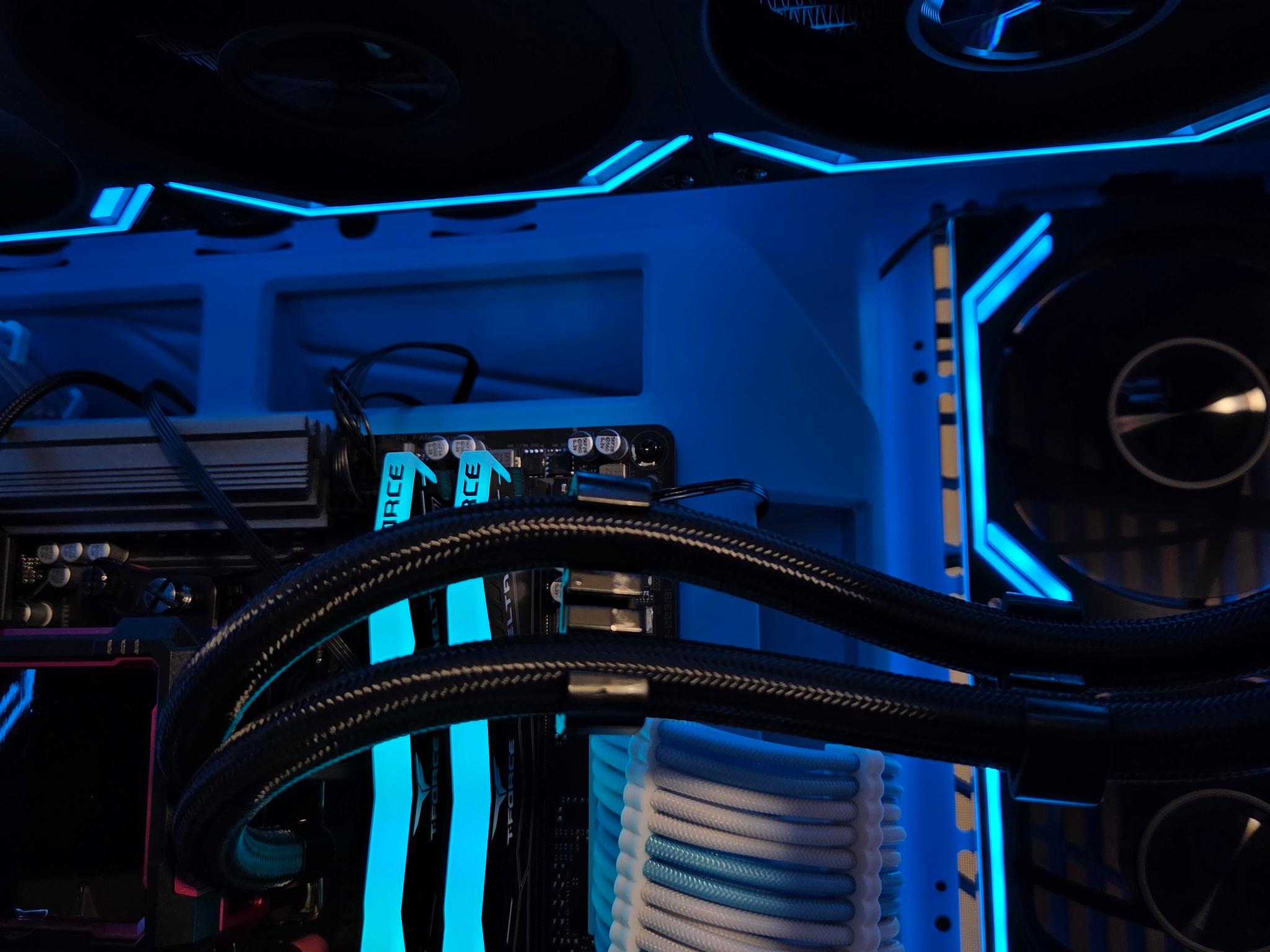 ❄ICE❄ Hyte Y70 V2 | RTX 5070TI| Ryzen 9800X3D | 32GB DDR5 | 2TB NVME | GOLD PSU | Windows 11