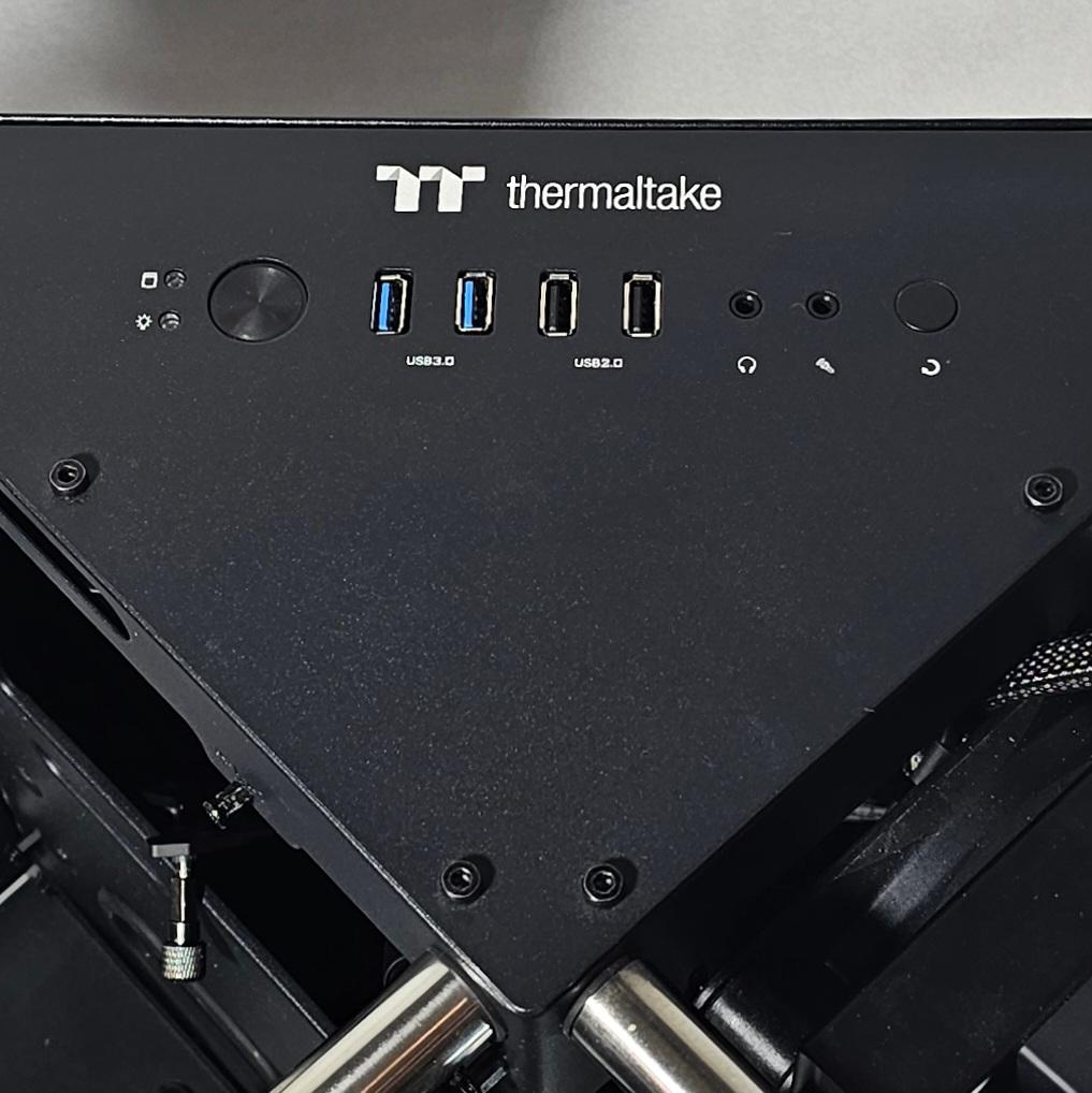 Thermaltake Core P90 Tempered Glass Edition (Wall Mount PC Case) w\ NZXT 420mm AIO & Wall Mount