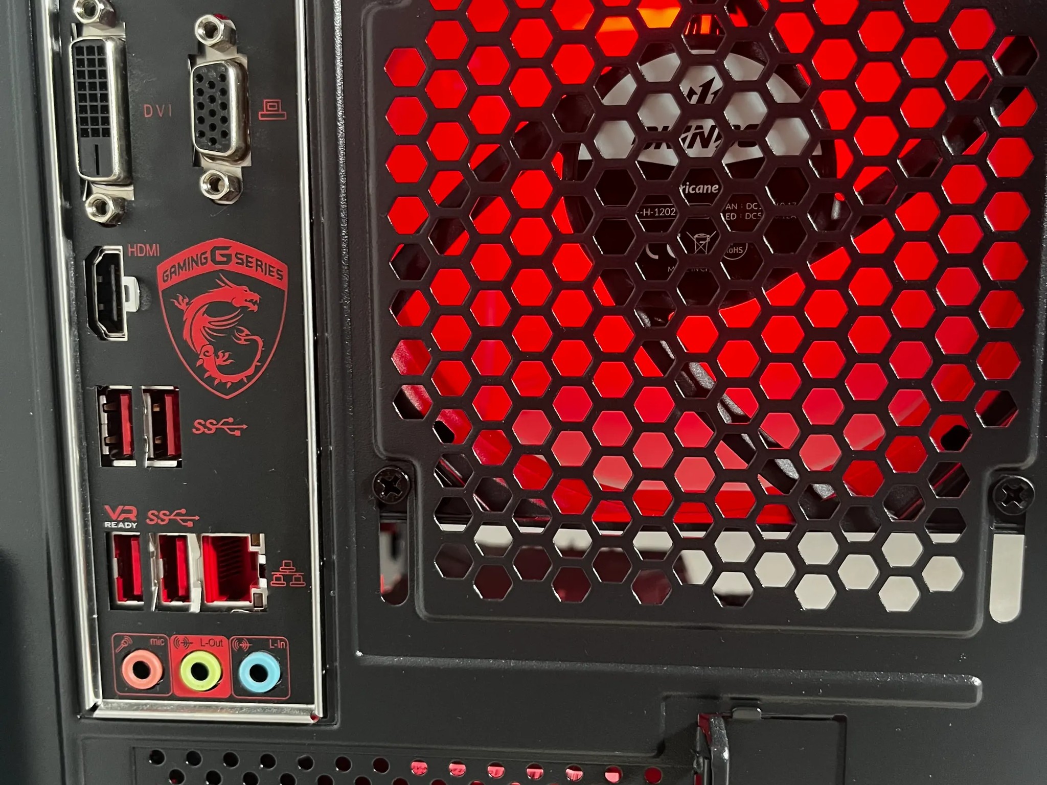 🔴⚫Red and Black Budget Baller🔴⚫ Ryzen 3 2200G | GTX 1060 | Fishtank Meta Case