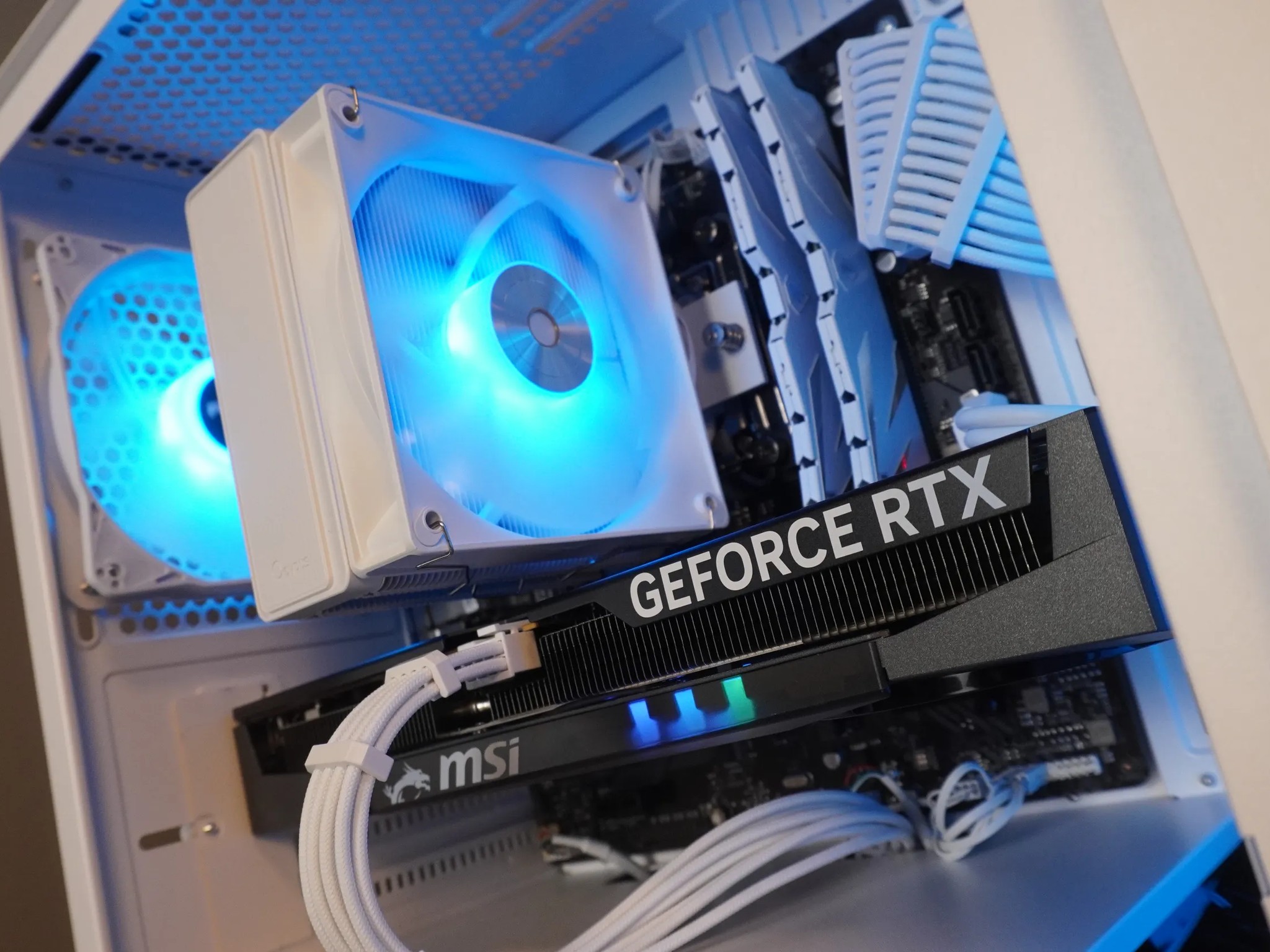 🤍AESTHETIC🤍 1440/1080p NEW GEN GAMING MACHINE 💚RTX 5060 💙 i5 12400f | 32GB | 1TB | WIFI