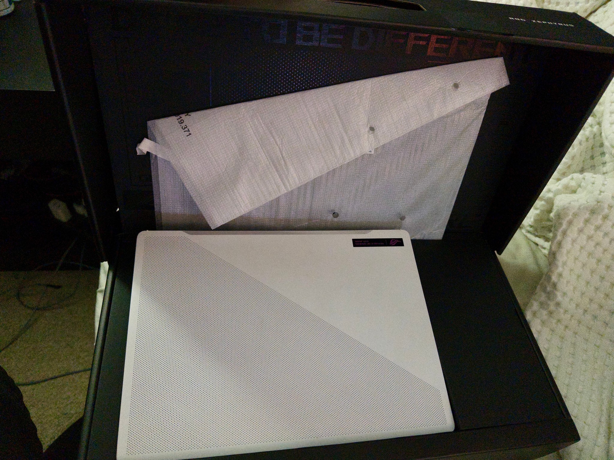 ASUS ROG Zephyrus G14 14" Gaming Laptop, Ryzen 9 6900HS, RX 6700S, 16GB RAM, 1TB SSD, White, (2022)