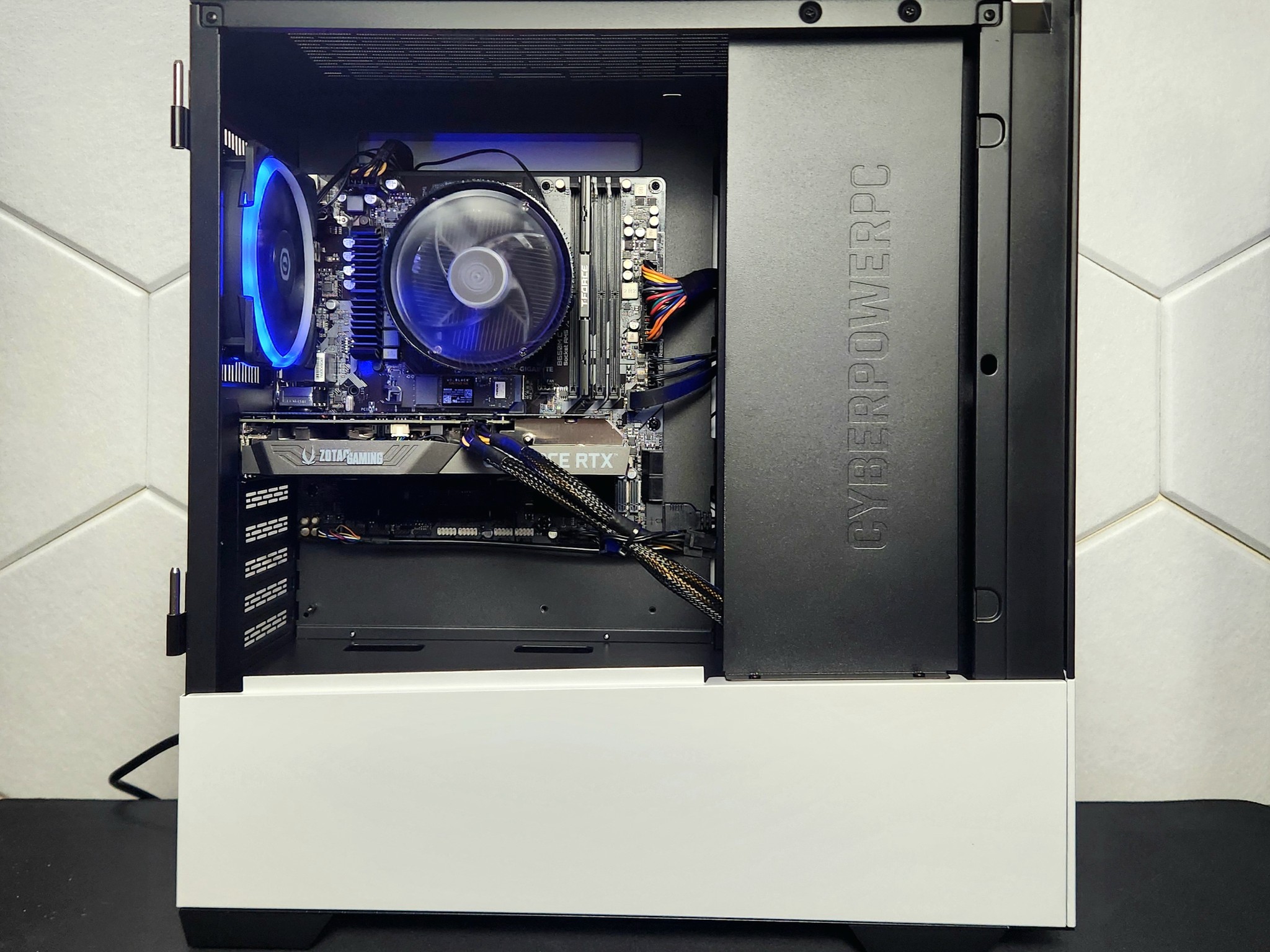 "Cyberpowerpc C series" Ryzen 5 7600 | RTX 3060 8GB | 16GB DDR5 | 500GB SSD | Keyboard and Mouse