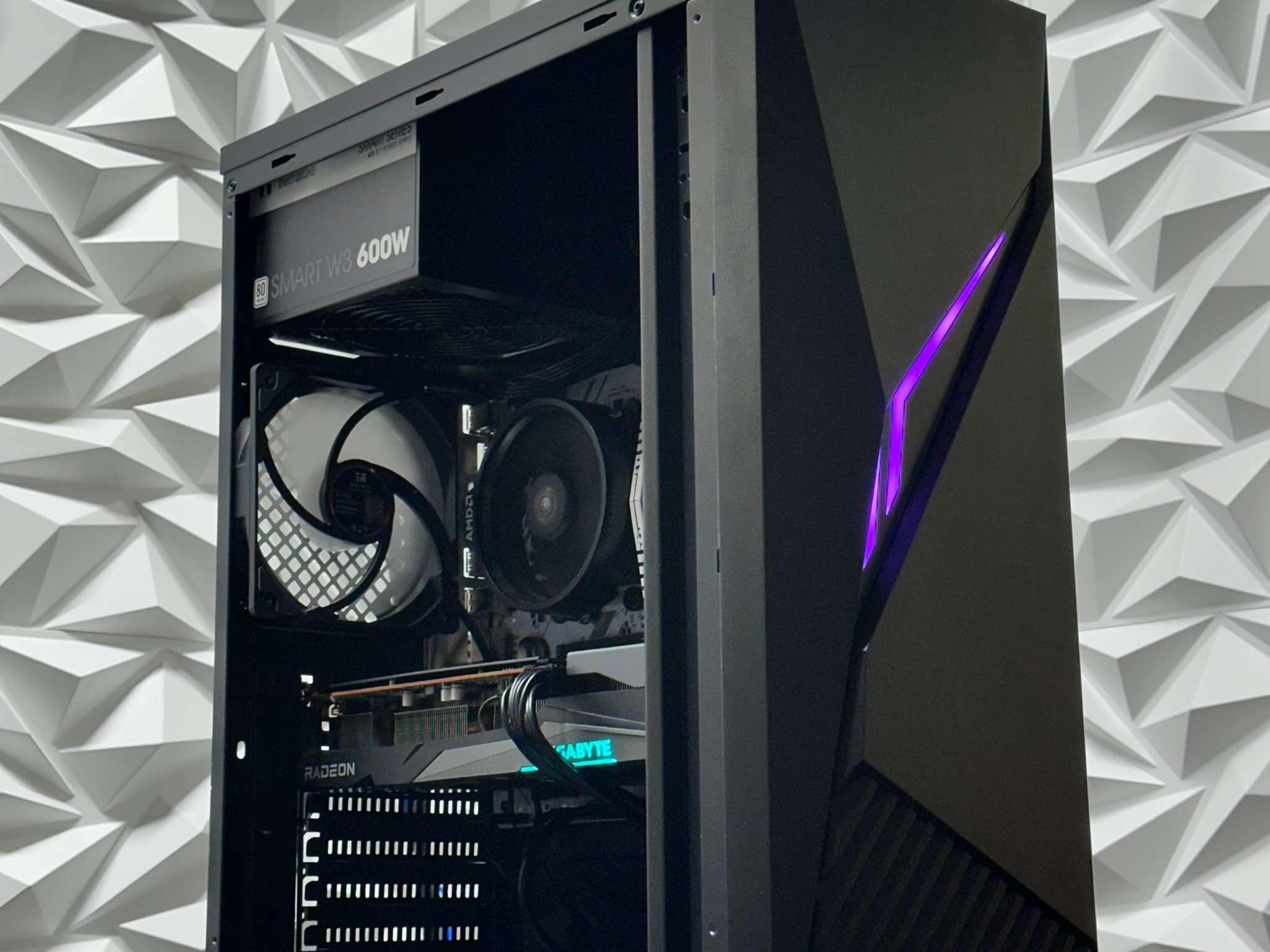 Rx 6600 XT / Ryzen 5 5500 / 16GB 3000MHz / 512GB SSD / Windows 11 Pro