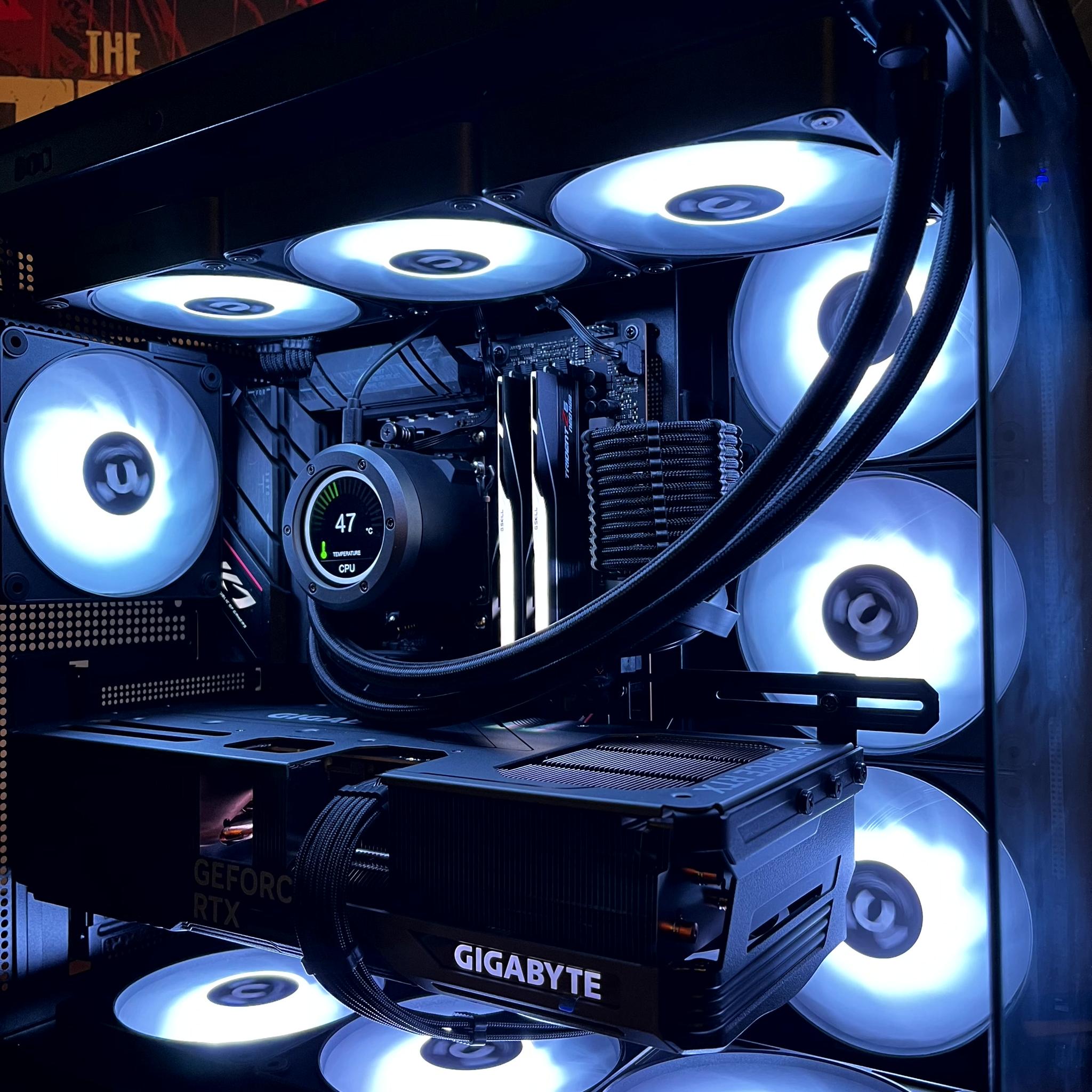 "THE CUBE" - RTX 4080 SUPER OC | Ryzen 7 7800X3D | 32GB CL 32 @6400 MT/s | 4TB | 1000W Platinum