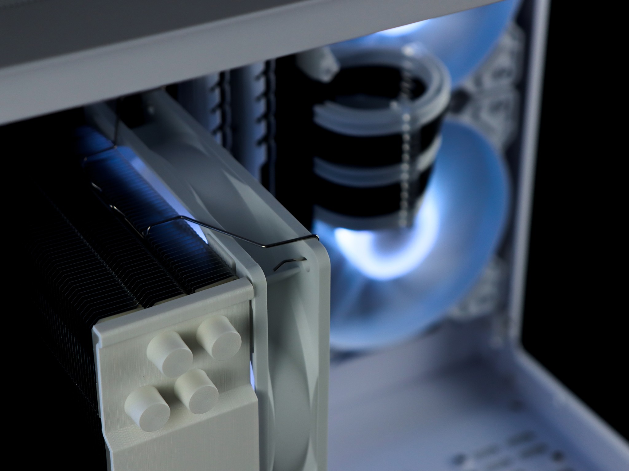 🧊❄️🧊 White Gaming PC – RX 6600 8G , Ryzen 7 2700X, 16GB RAM, 500GB SSD - WiFi, BlueTooth 🧊❄️🧊