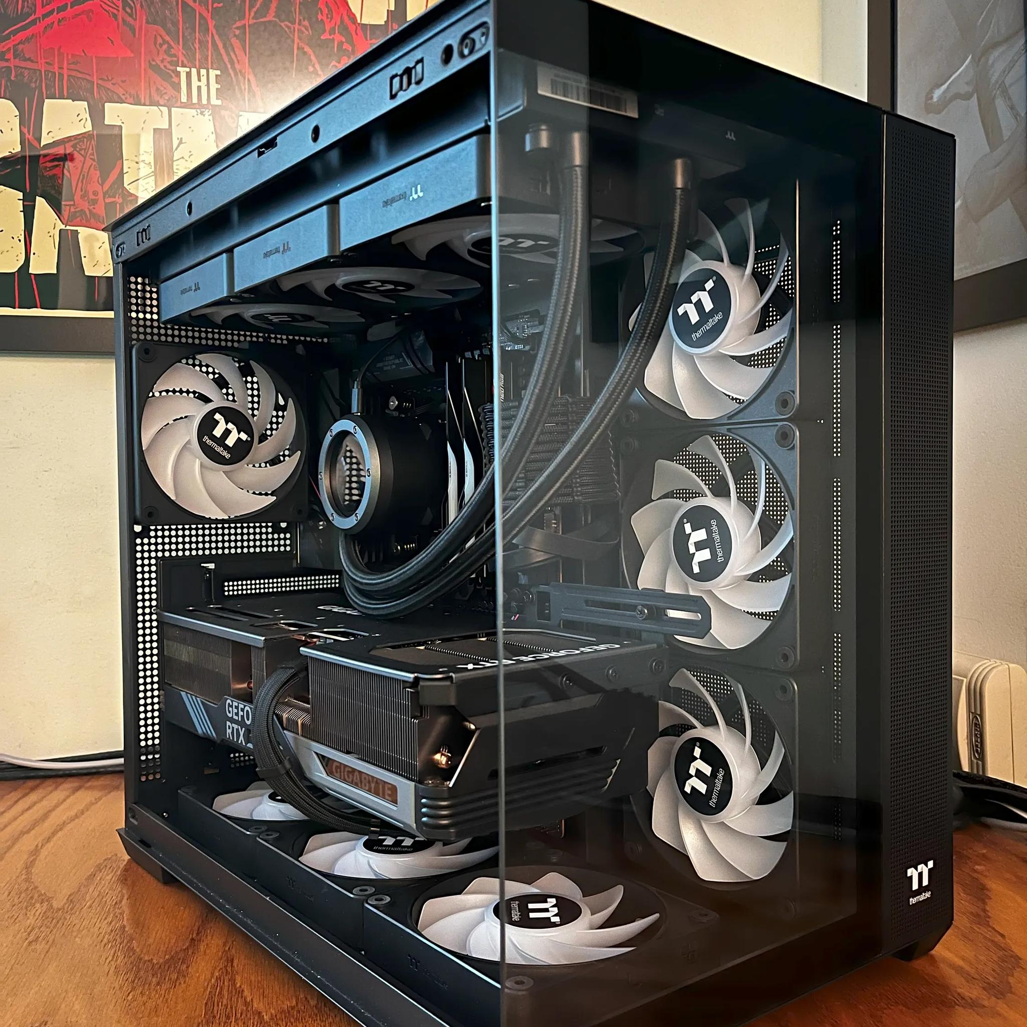 "THE CUBE" - RTX 4080 SUPER OC | Ryzen 7 7800X3D | 32GB CL 32 @6400 MT/s | 4TB | 1000W Platinum