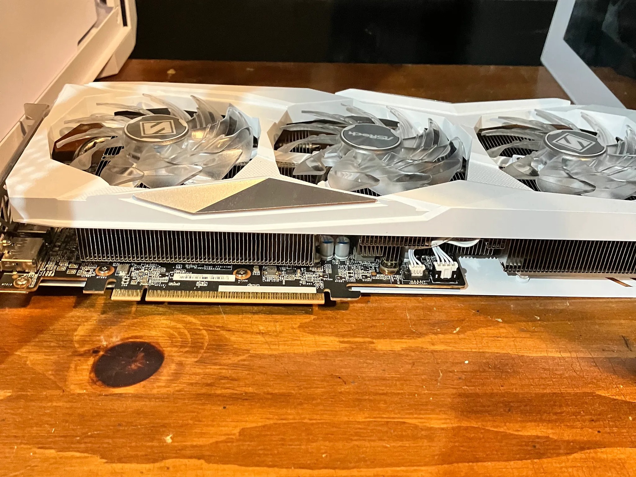 AMD Radeon ASRock RX 7600 8GB White W/RGB Fans
