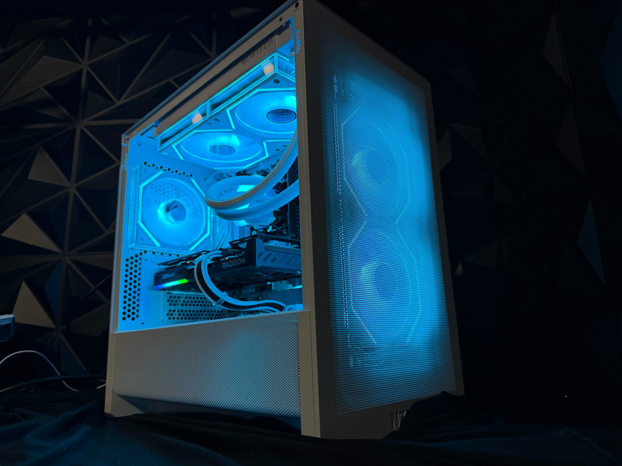 ❄️✨ ICE PRIZM ✨❄️Ryzen 7 7700X| RX 9060XT 16 GB | 32 GB DDR5| 2.5 TB NVMe| 650W PSU