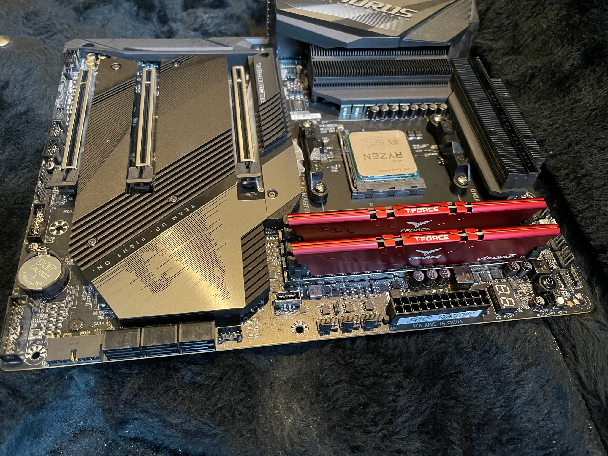 Gigabyte Aorus Master X570S / Ryzen 9 5950X / Team Group T-Force Vulcan Z 64gb (2-32gb) DDR4 3600