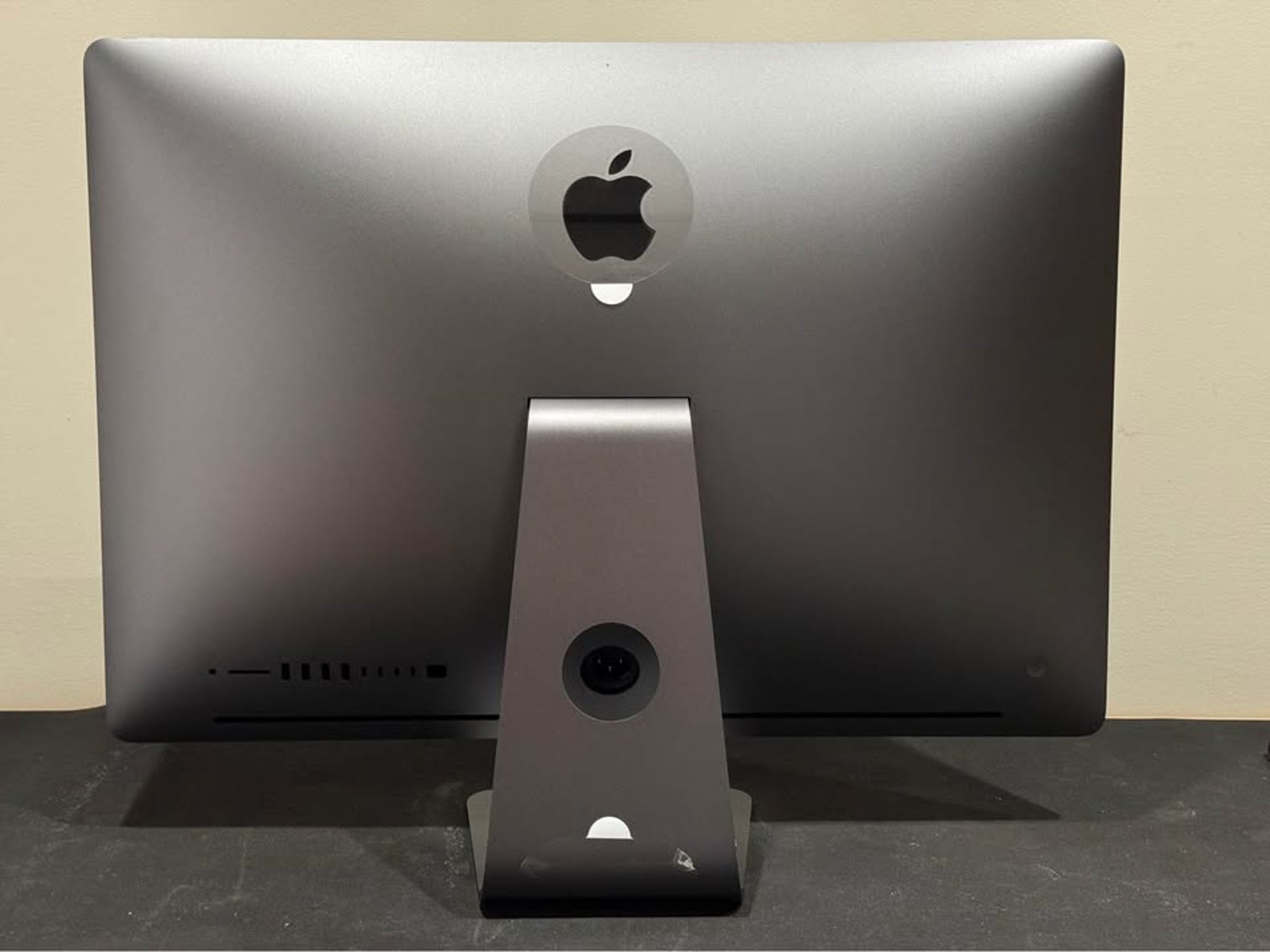Apple iMac Pro 27" Intel Xeon W 10-Core - 32GB Memory - 1TB SSD - Radeon Pro Vega 56 w/ AppleCare+